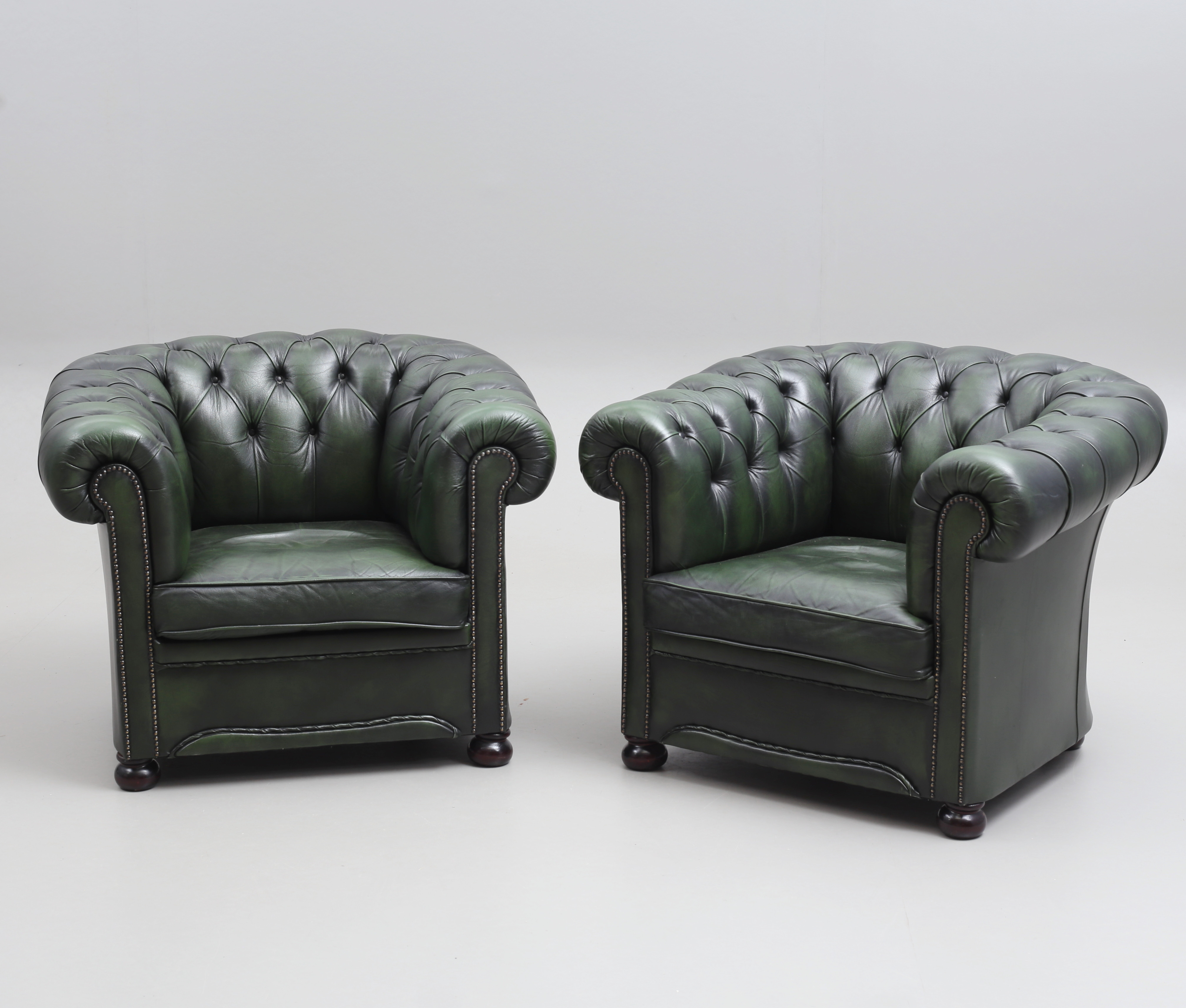 FÅTÖLJER, ett par, Chesterfield, 1900-tal.
