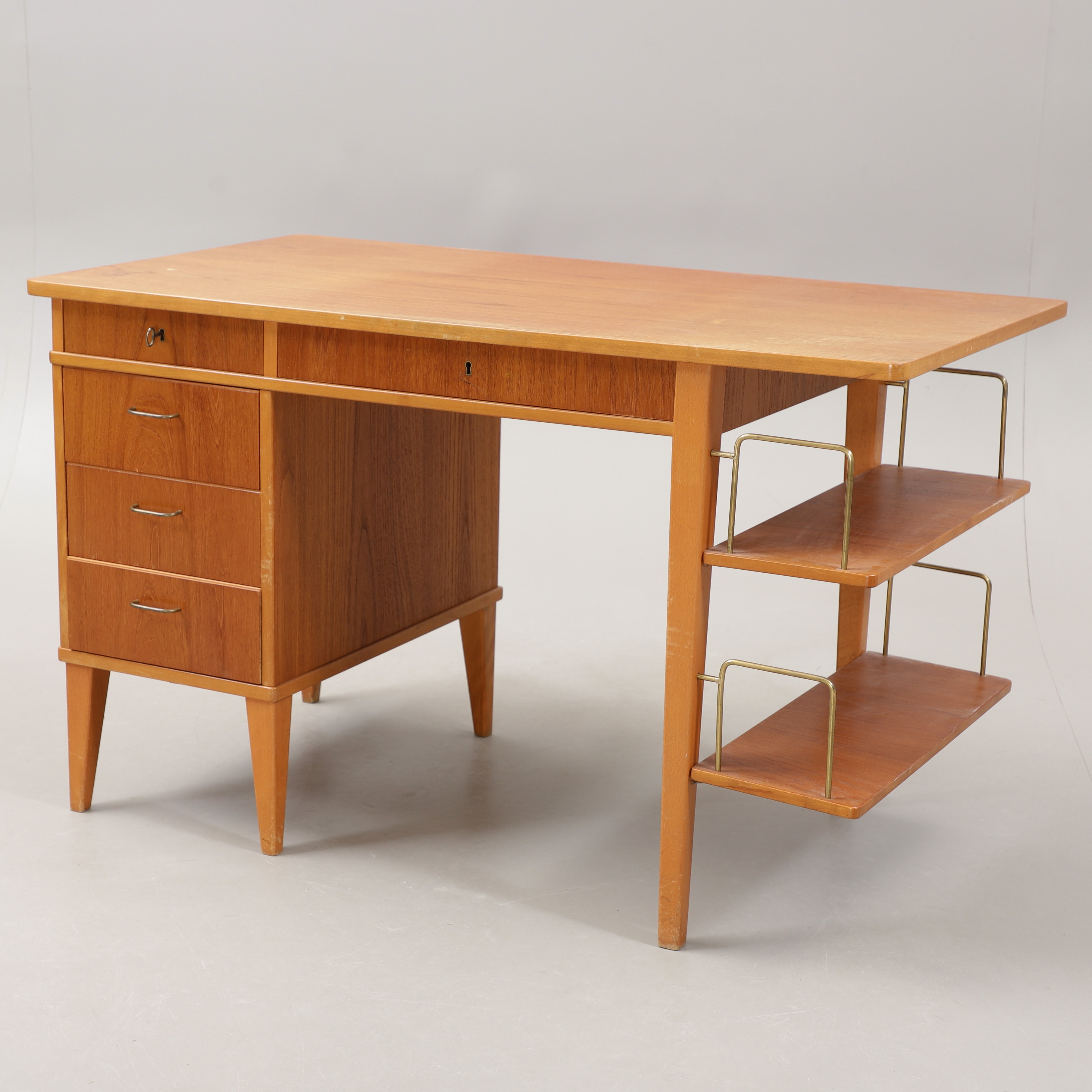 SKRIVBORD, teak, 1950-tal.
