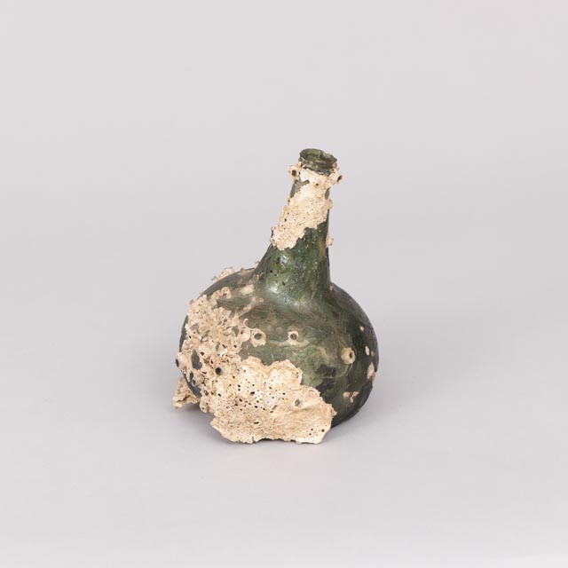 FLASKA, glas, sjöfynd, sannolikt 1700-tal.