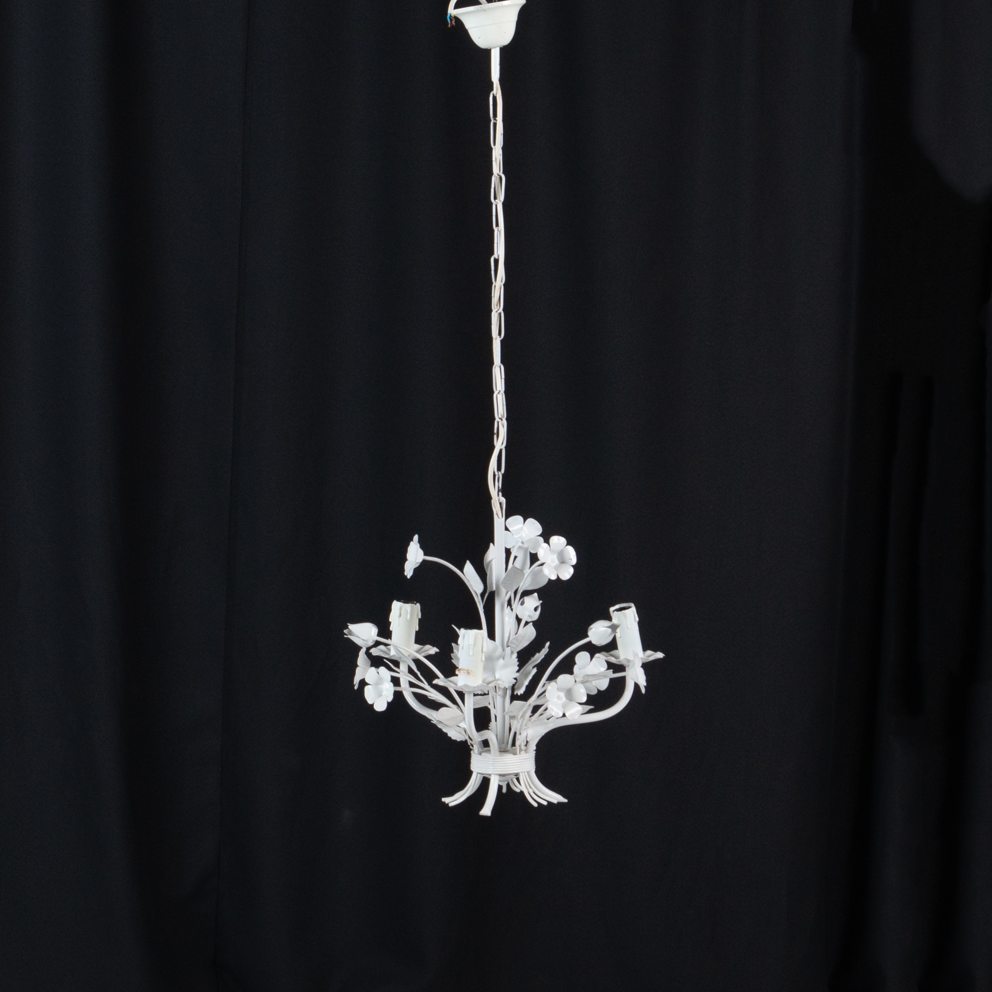 TAKLAMPA. Vitlackad metall, 1900-tal.