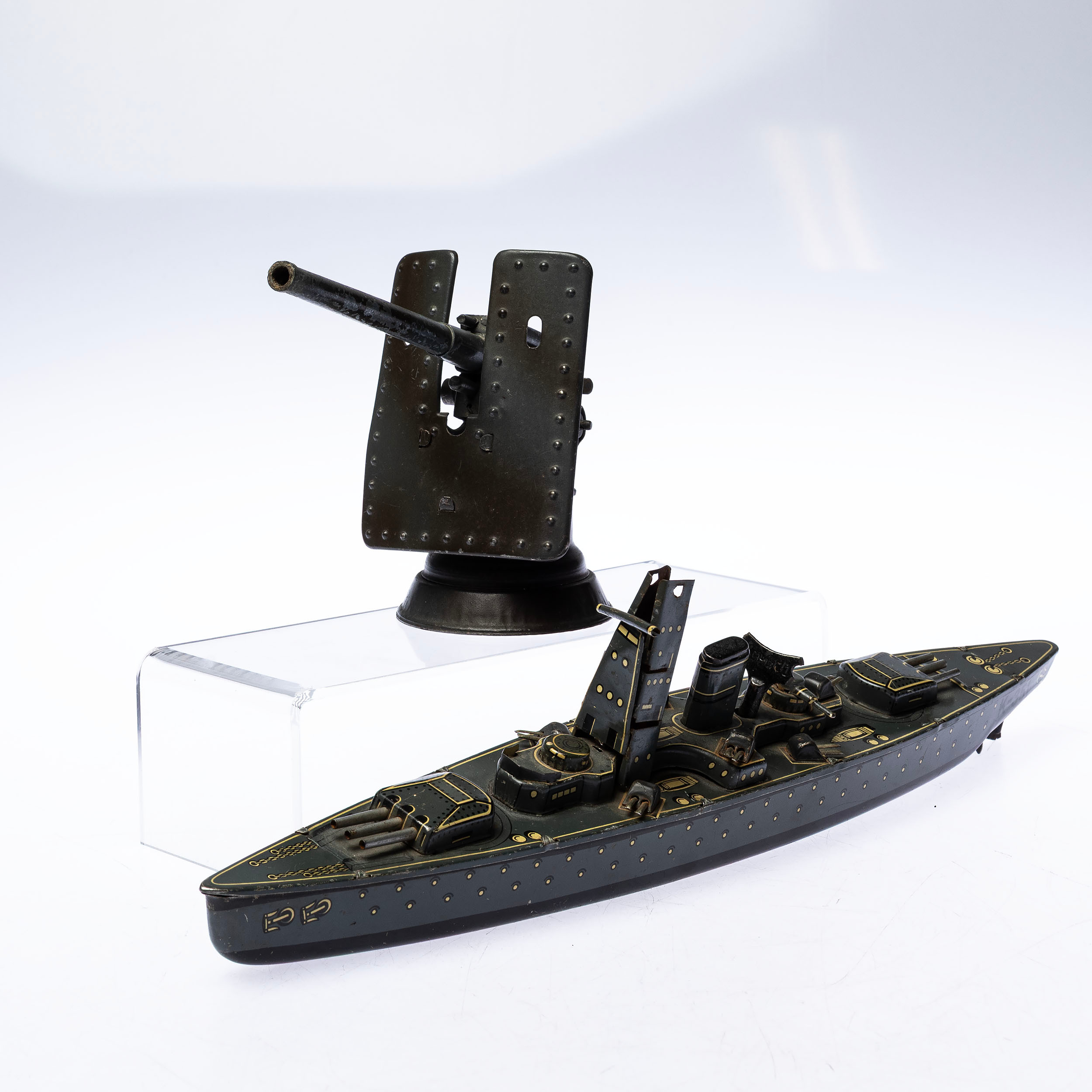 LEKSAKER, 2 delar bl.a pansarfartyg, "K-351", Tyskland.
