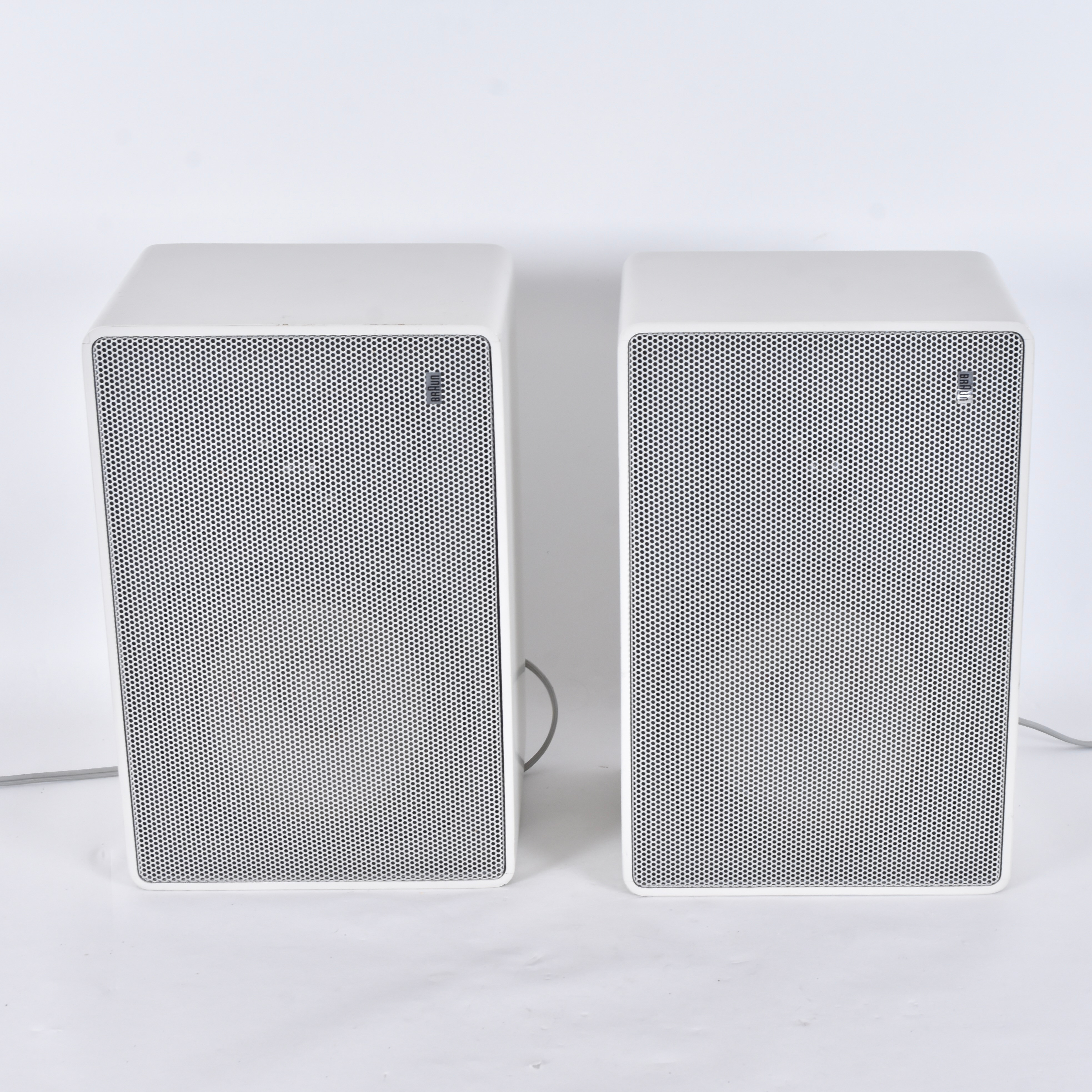 DIETER RAMS. högtalare, 1 par, vitlackerat trä, Braun modell L 420/1 "Regal".