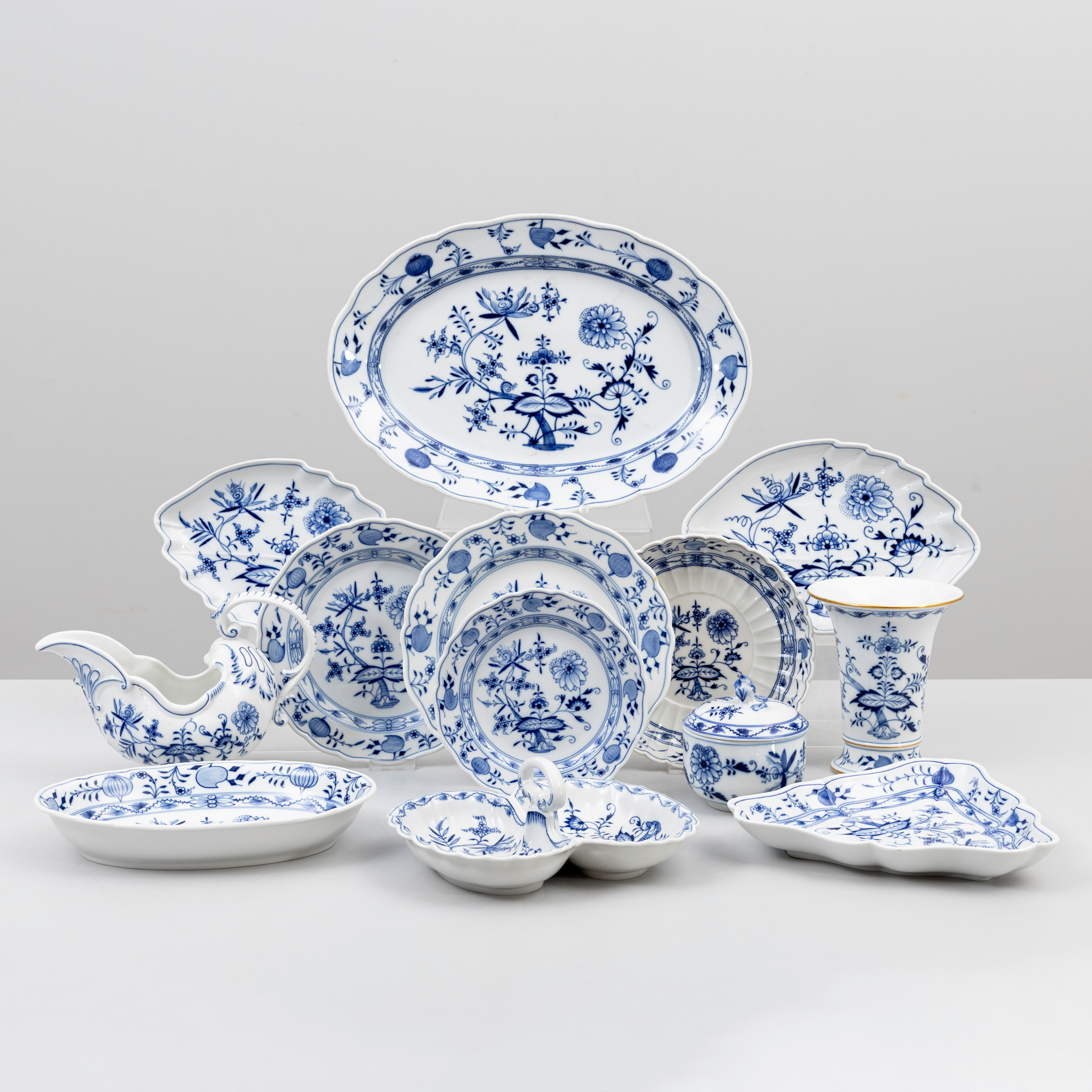 MATSERVISDELAR, 48 delar, porslin, "Lökmönstret", Meissen, Tyskland, 1900-tal.
