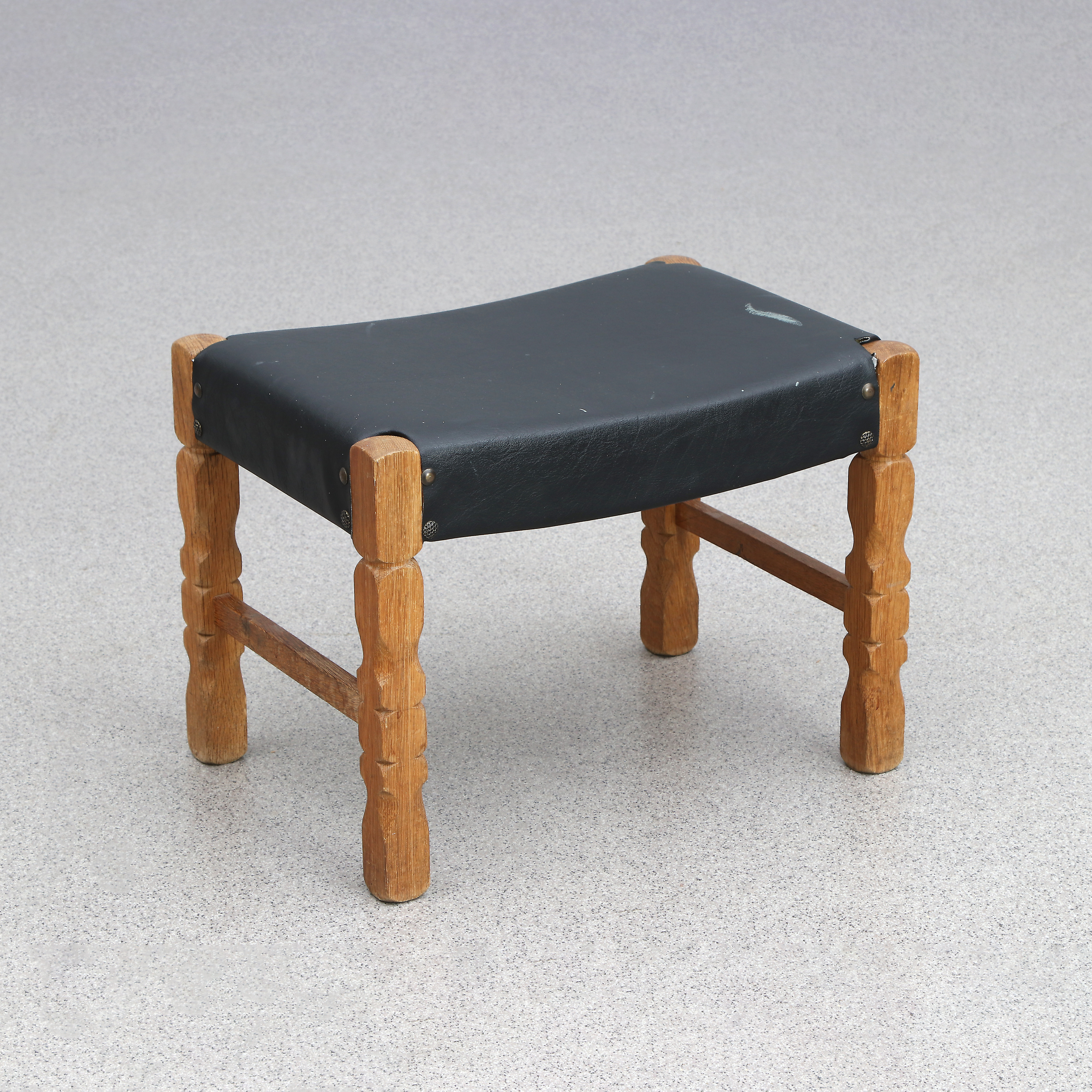 HENNING KJAERNULF. TILLSKRIVEN. PALL. Ek med galonklädsel. 1900-tal.