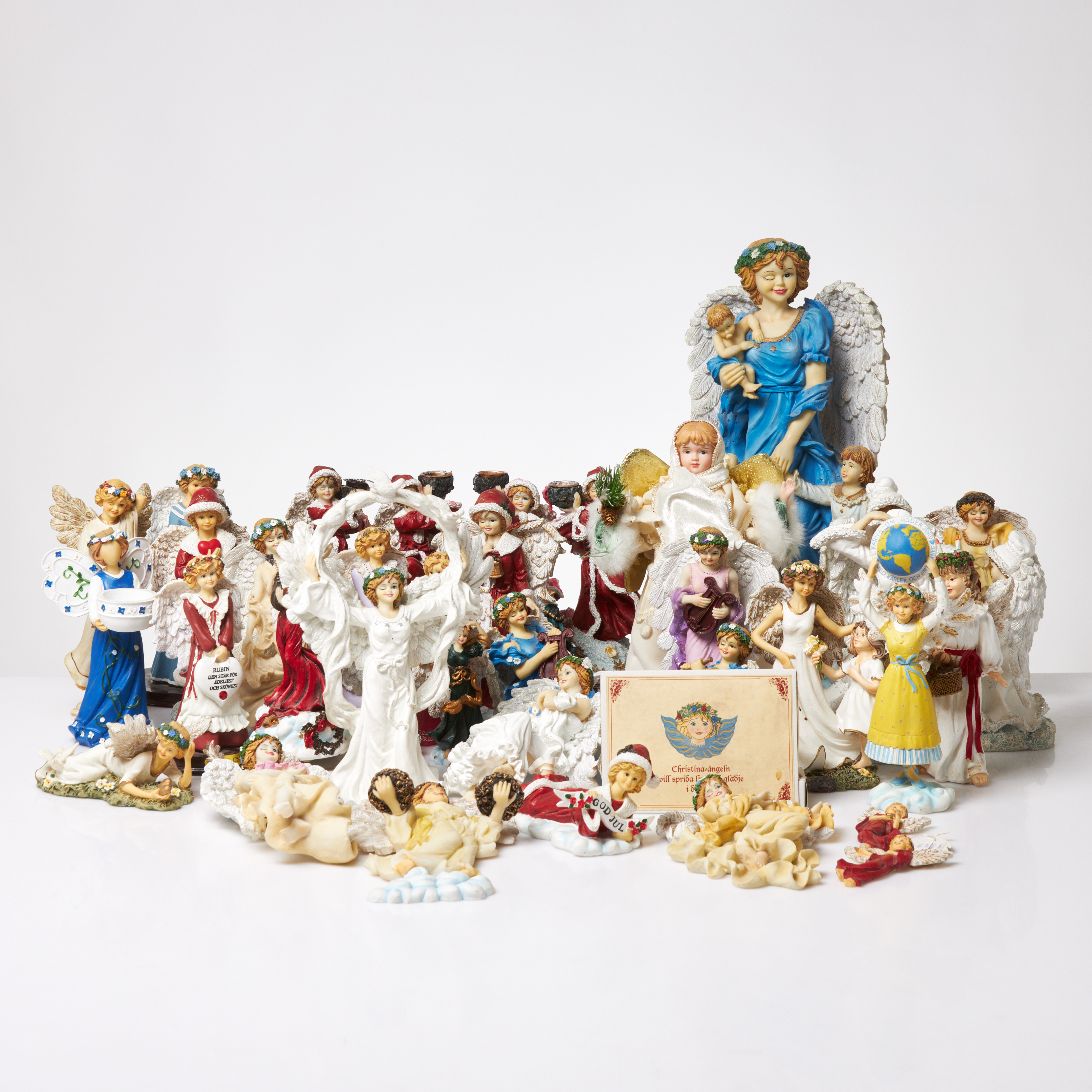 SAMLING ÄNGLAR, ca 34 dlr, parian, bemålade, enstaka i biskviporslin, delvis etikettmärkta, från Christina's Bod & Salong, 1900-talets senare hälft.