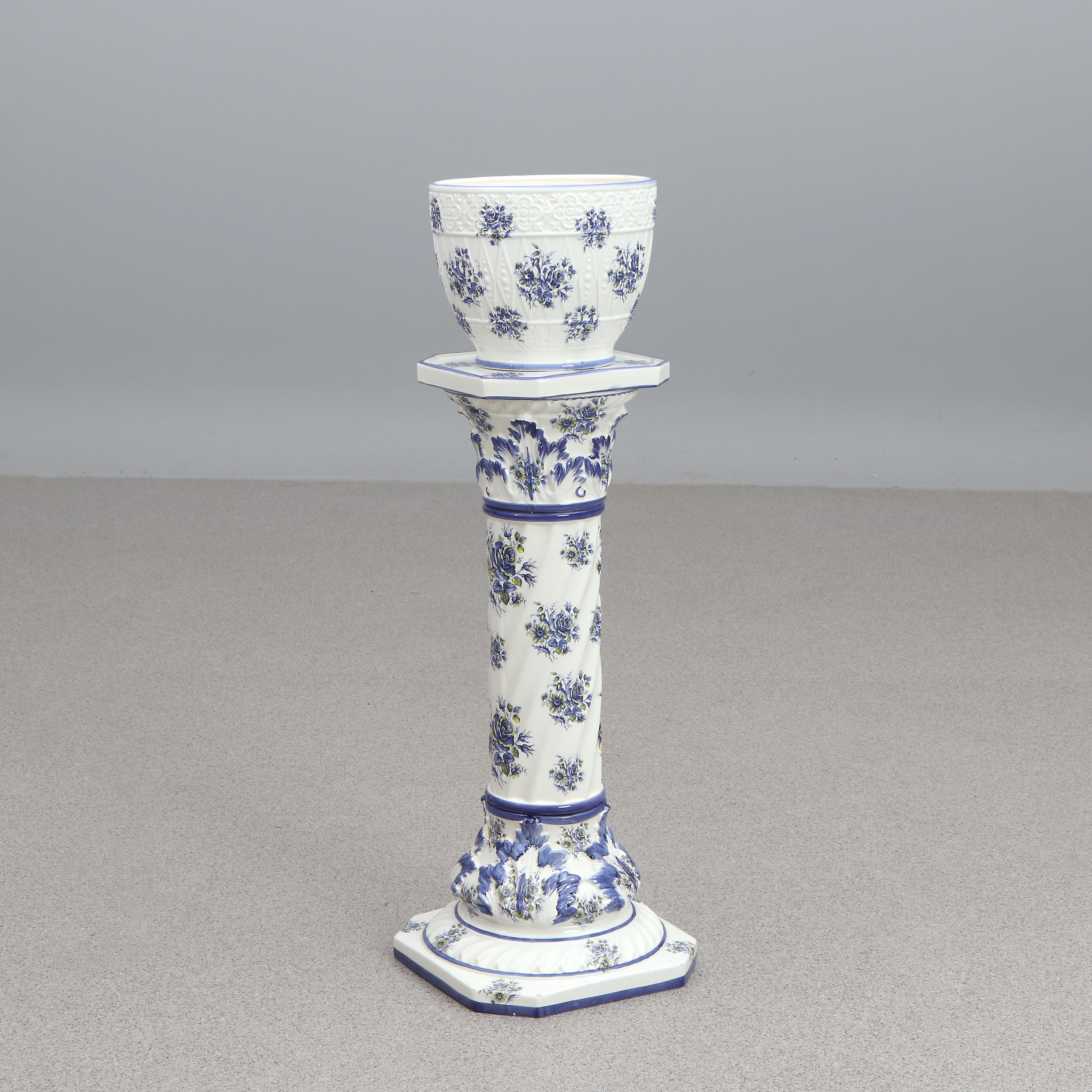CAPO DI MONTE, PIEDESTAL MED YTTERFODER. Keramik. Italien, 1900-talets senare del.