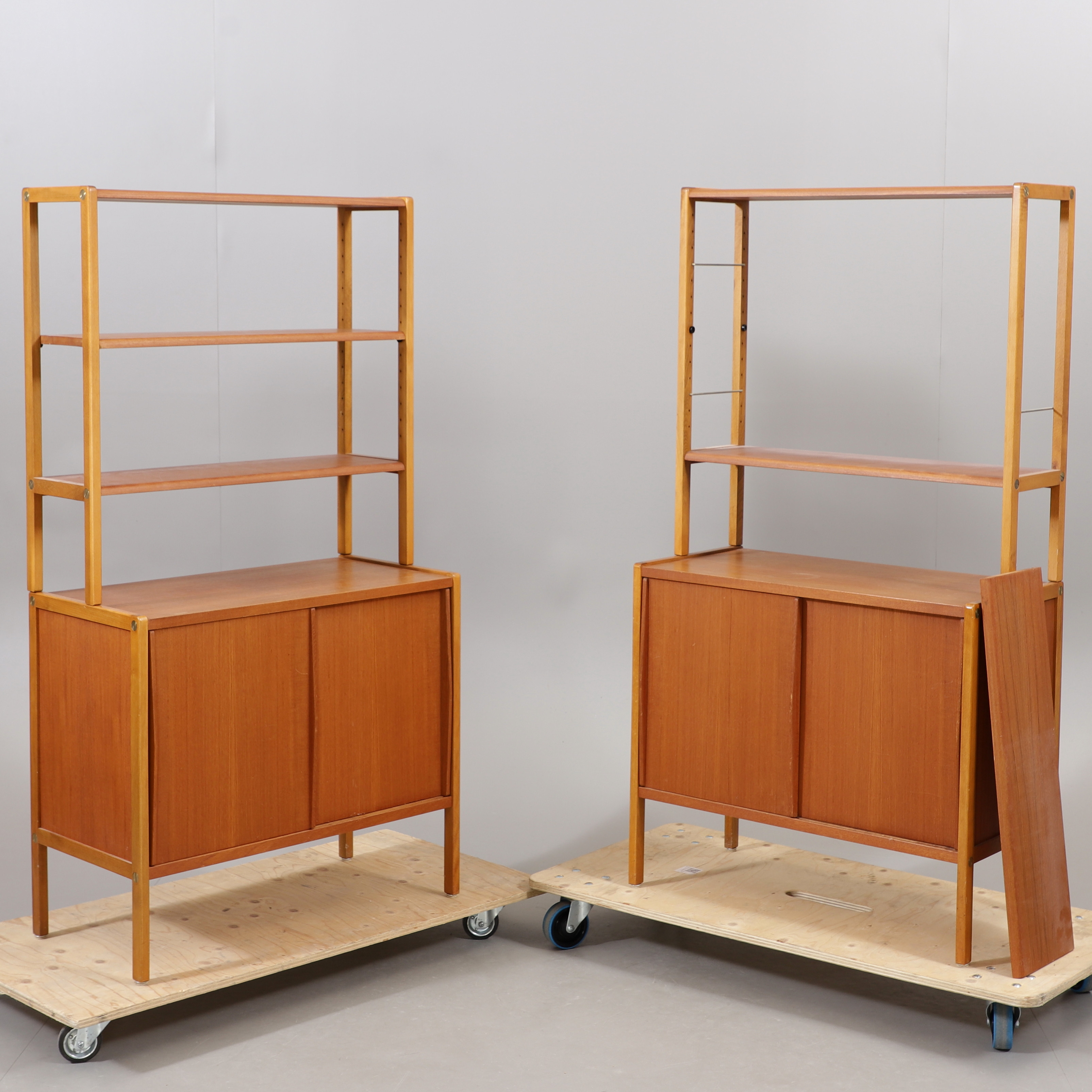 BERTIL FRIDHAGEN. Hyllsystem, ett par, teak mm, Bodafors, Sverige, 1950-/60-tal.