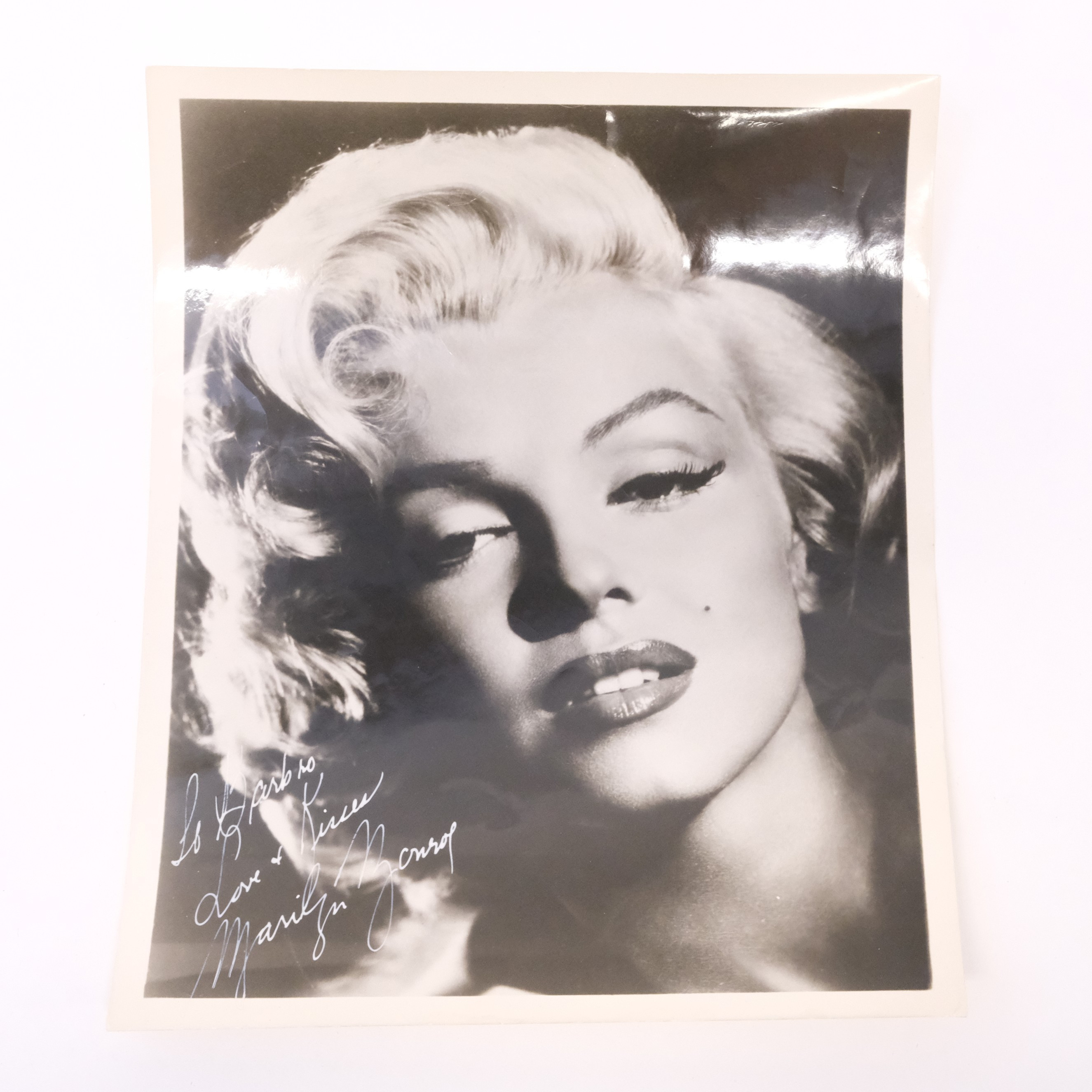 MARILYN MONROE, FOTOGRAFI AV FRANK POWOLNY MED AUTOGRAF OCH HÄLSNING, 1959.