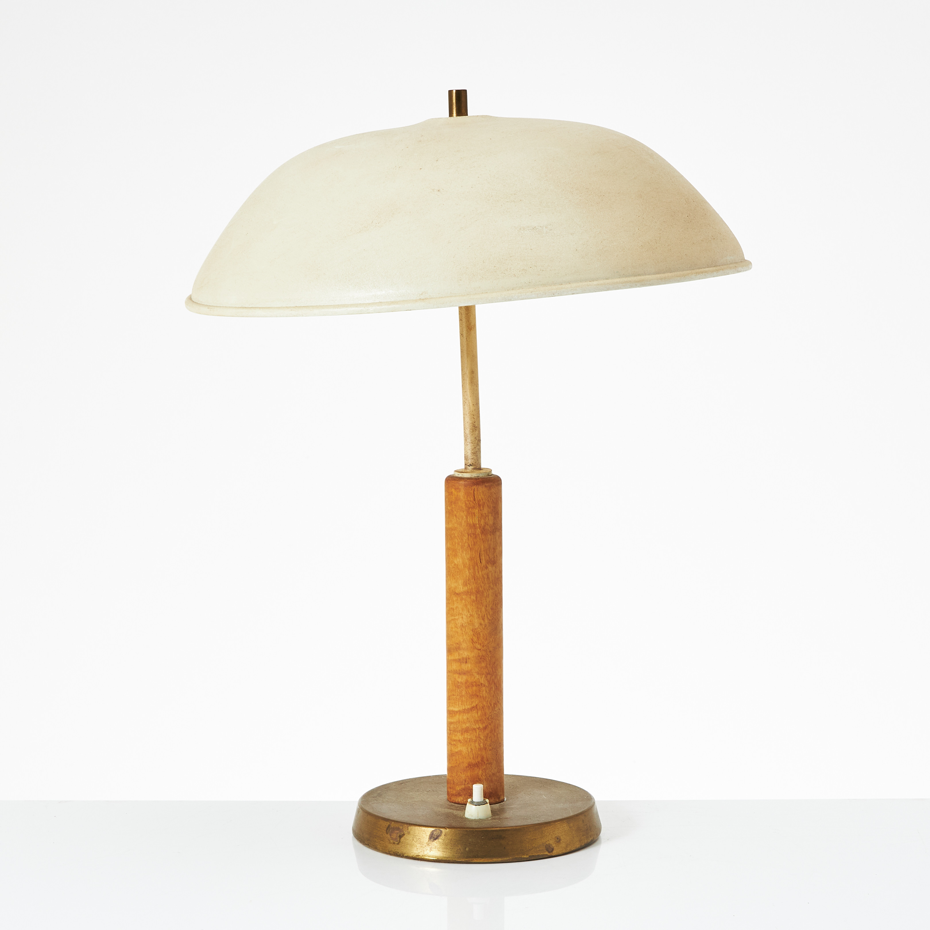 NORDISKA KOMPANIET, bordslampa, 1930-tal, lackerad skärm, fot i mässing och björk.