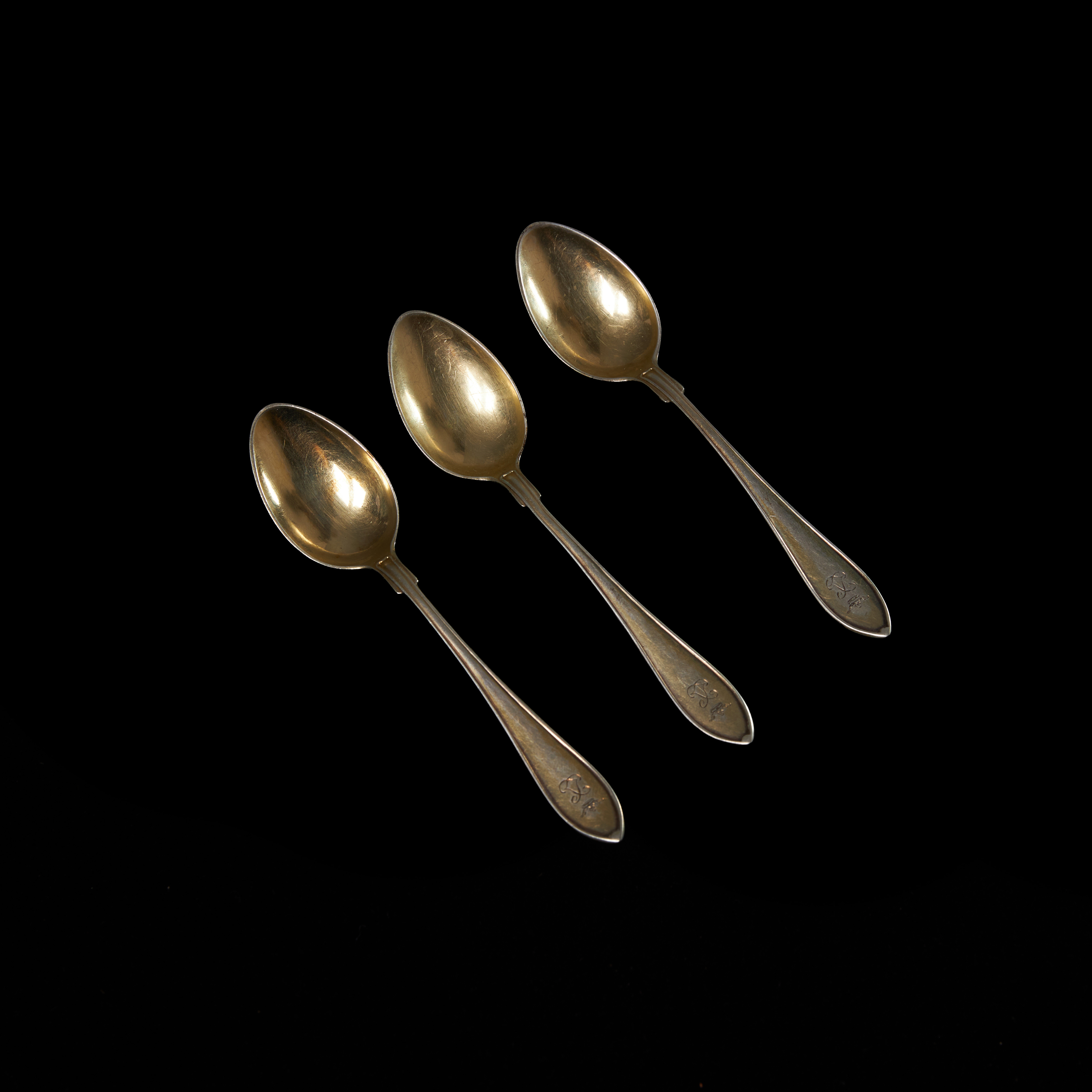 KAFFESKEDAR, förgyllt silver, 12 st, modell Svensk spetsig, graverat monogram för Charlotta "Lotty" Lagercrantz dotter till Gustaf Lagercrantz, stämplade CGH, Stockholm 1919, medföljer etui.