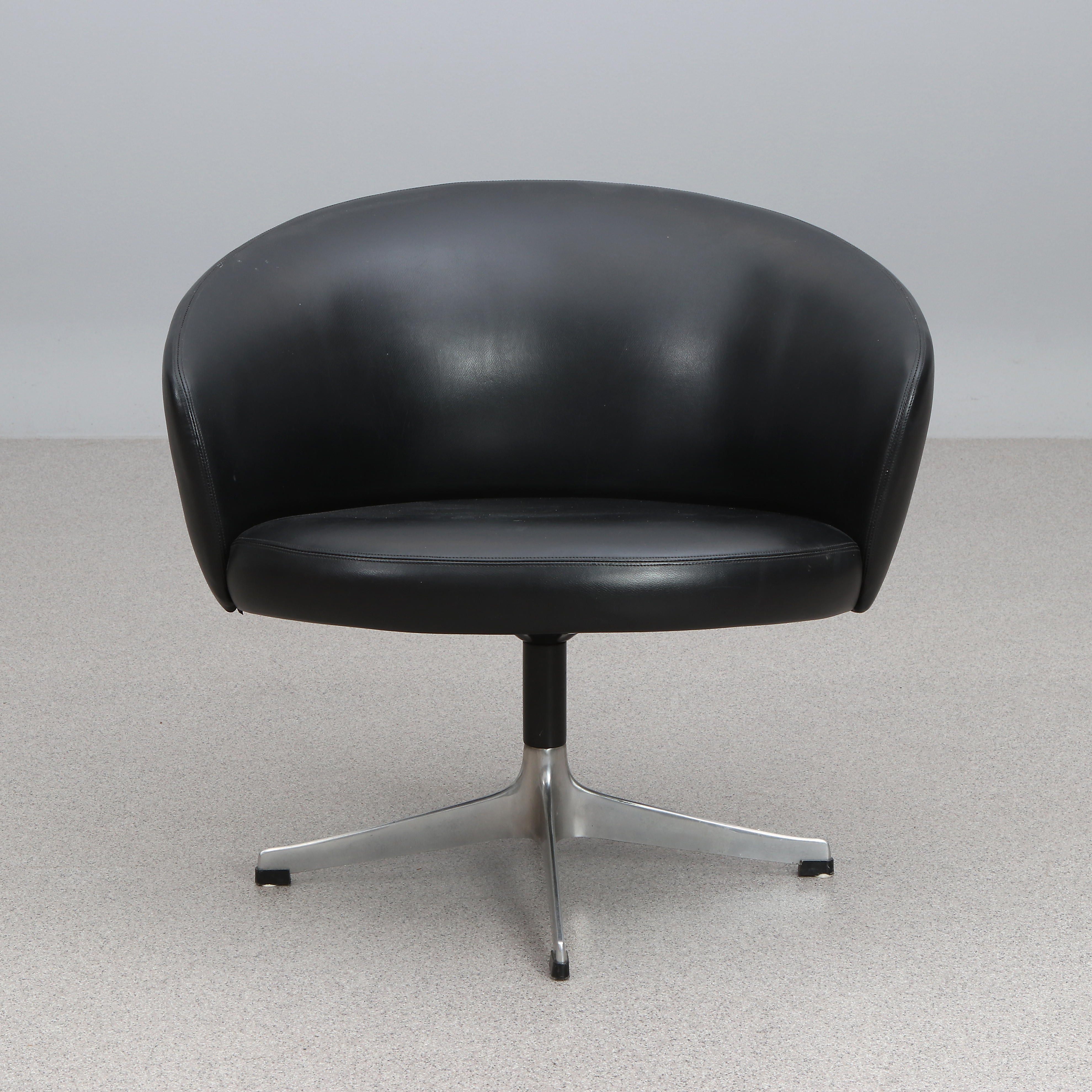 FÅTÖLJ. Galonklädsel, fot i aluminium. 1960-tal. Omärkt.