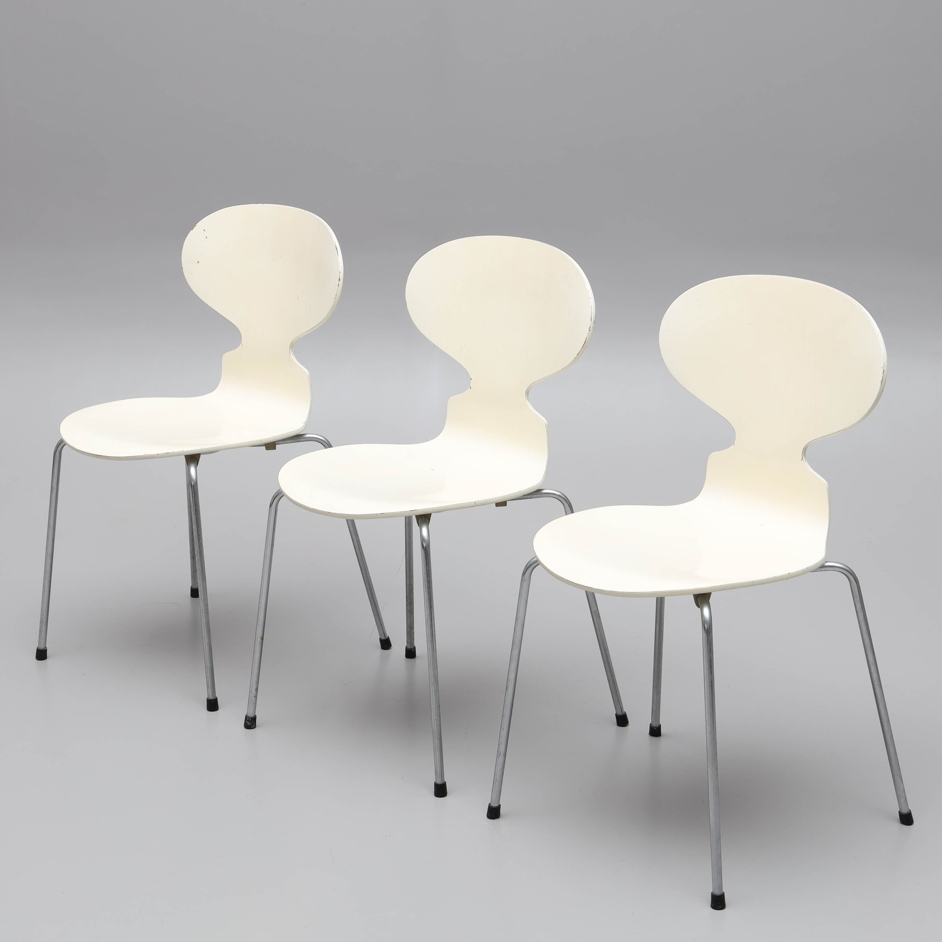 ARNE JACOBSEN. Stolar, 3 st, "Myran", vitbemålat trä samt kromade ben, för fritz Hansen, 1981-tal.