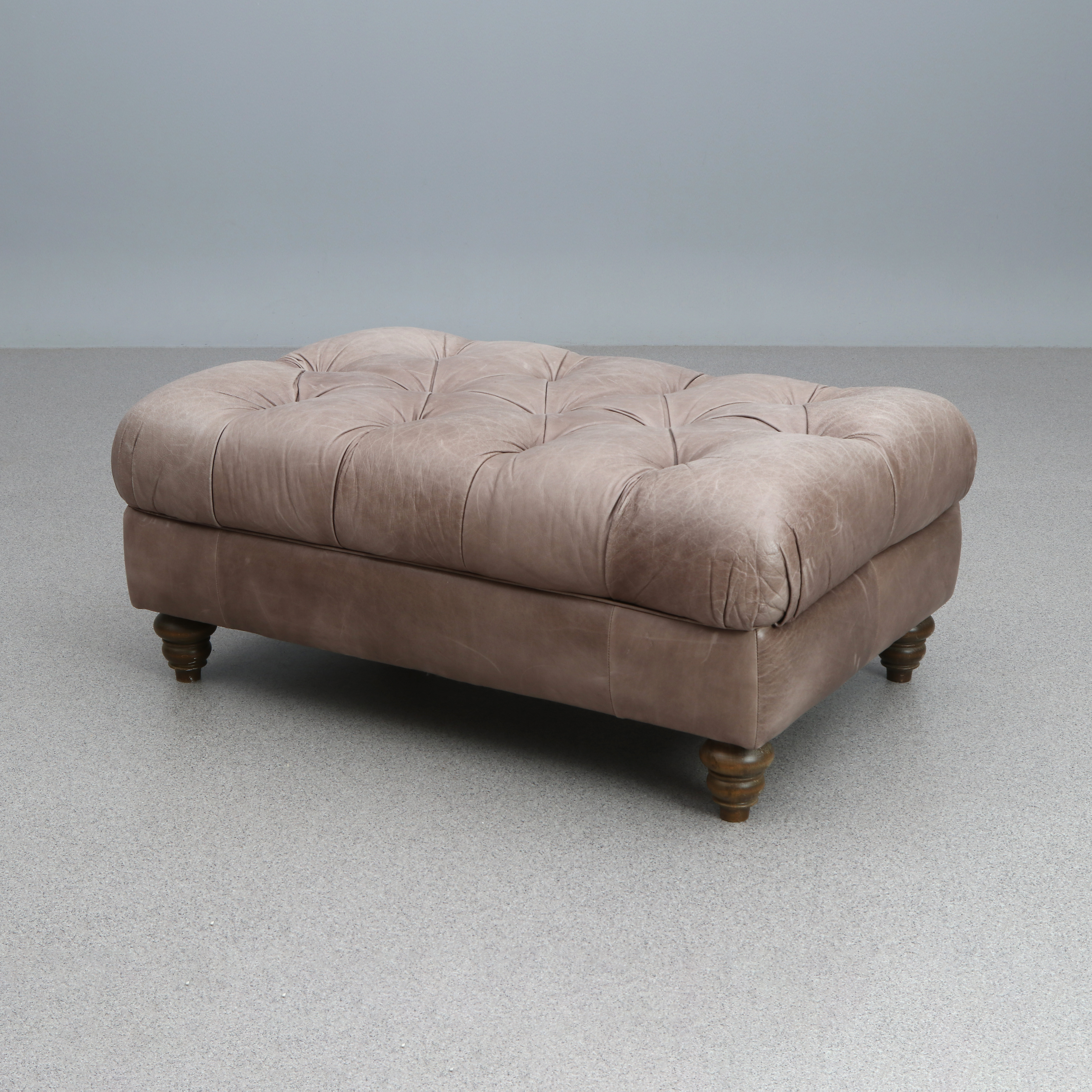 SITTPUFF. Skinnklädsel. 1900-talets andra hälft.