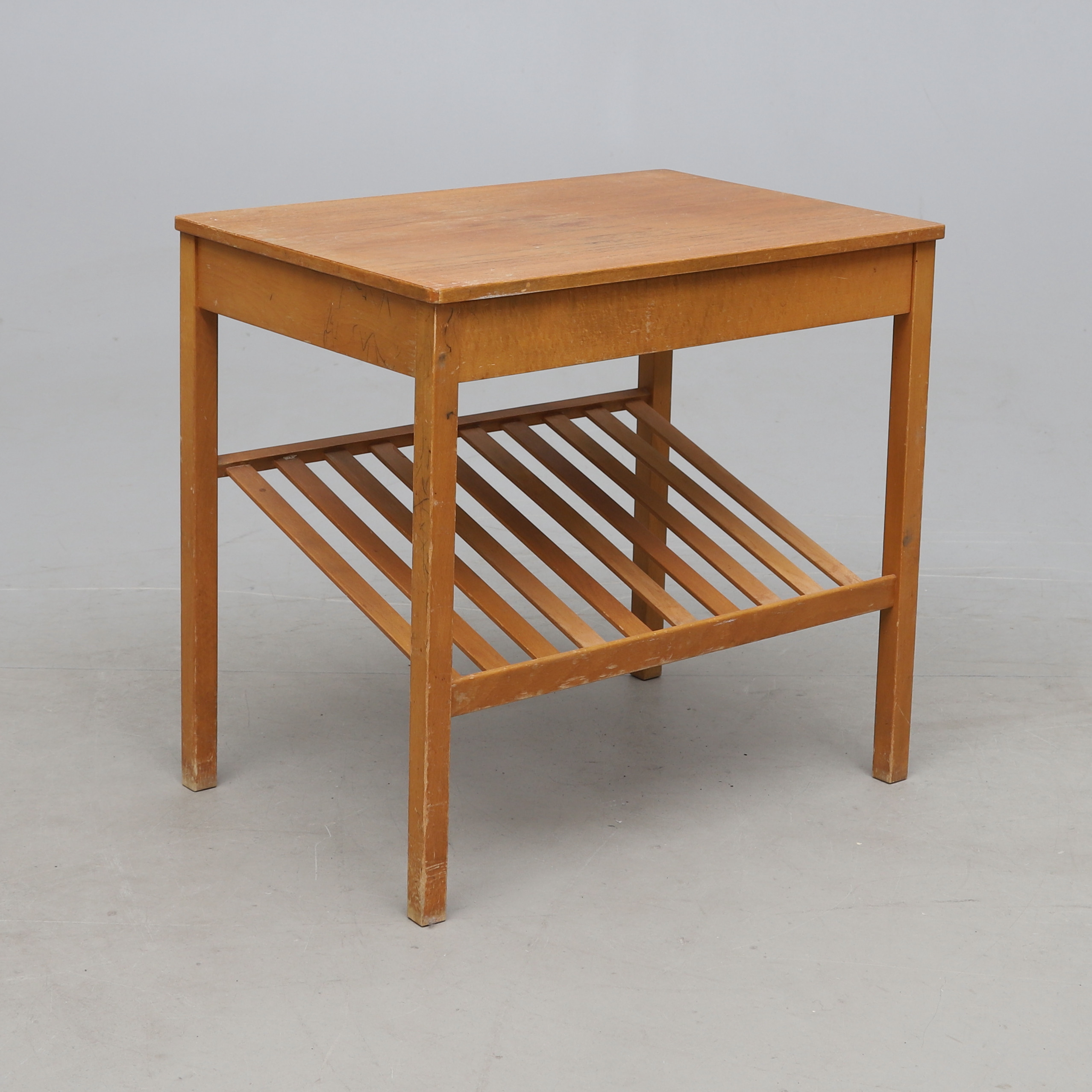 SIDOBORD, Teak, omkring 1900-talest mitt.