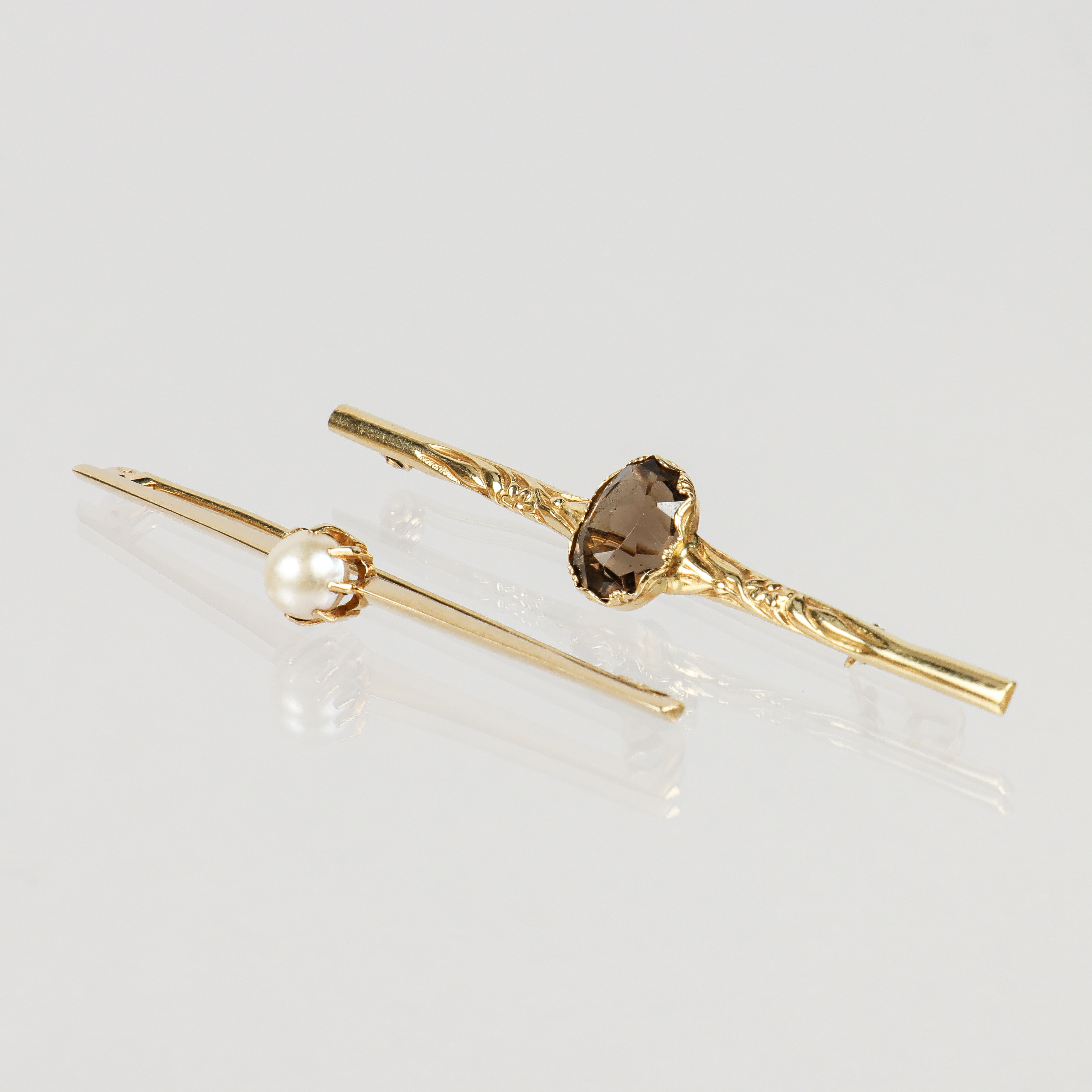 BROSCHER 2 stycken 18k guld.