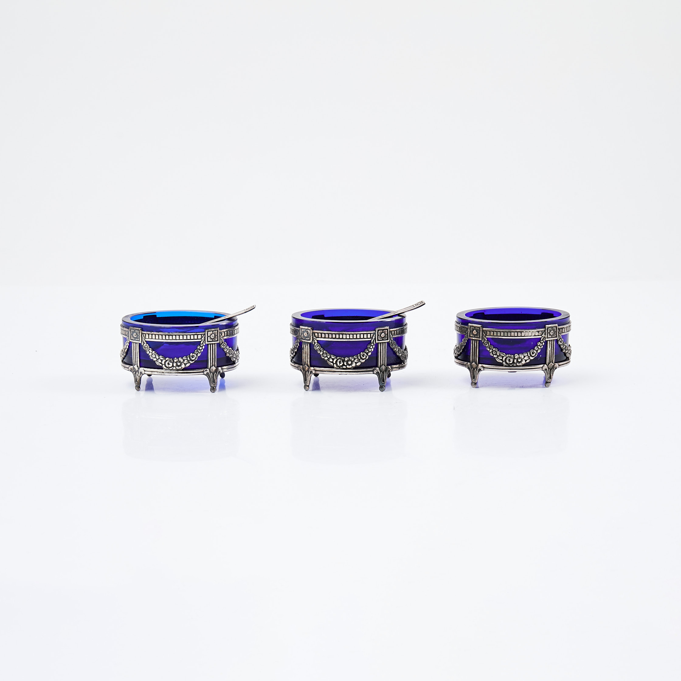 SALT och PEPPARKAR, sterlingsilver samt glas, 3 st, Mema, Uppsala 1966.