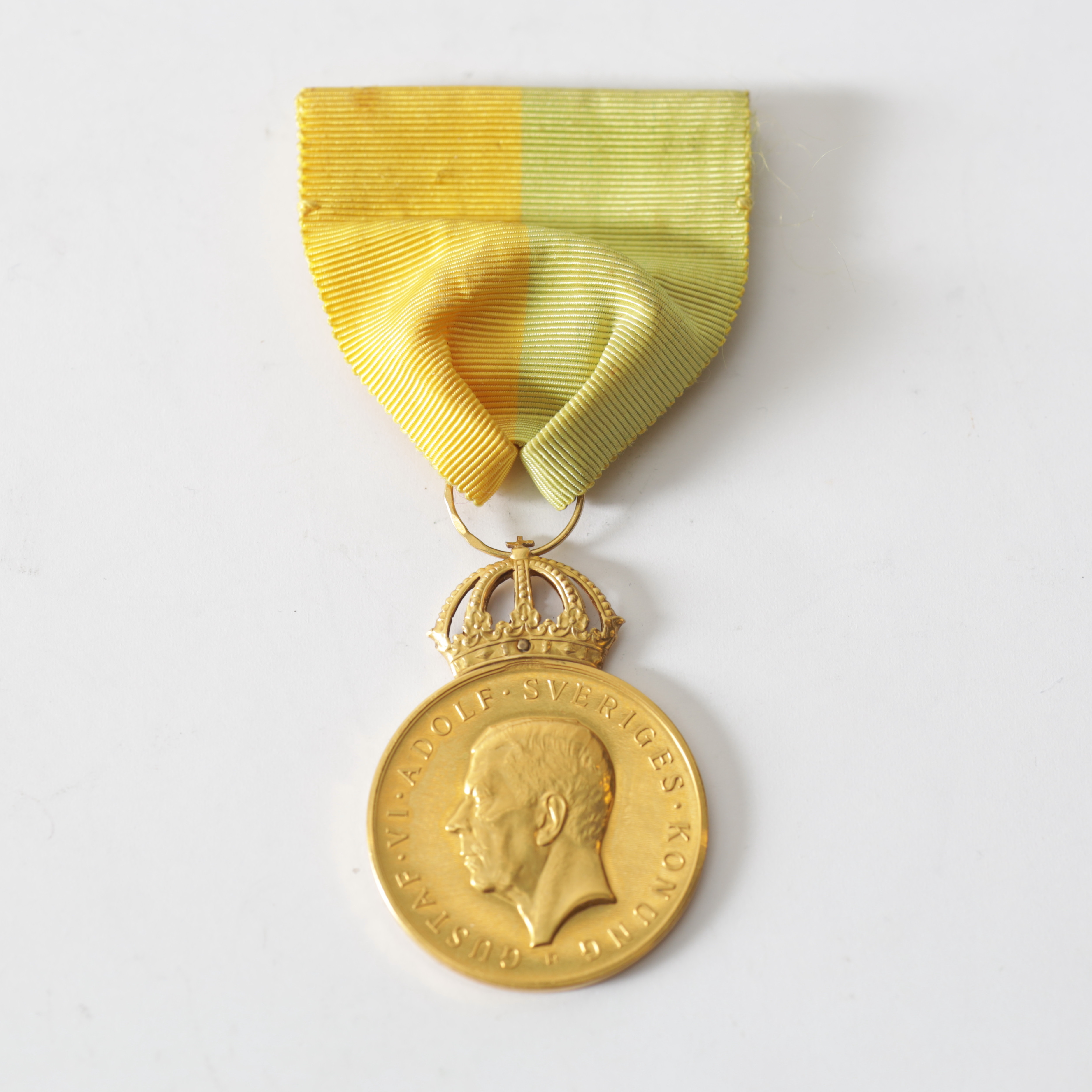FÖRTJÄNSTMEDALJ, 18K guld, Kungliga Patriotiska Sällskapet. Totalvikt ca 19 gram inklusive band.