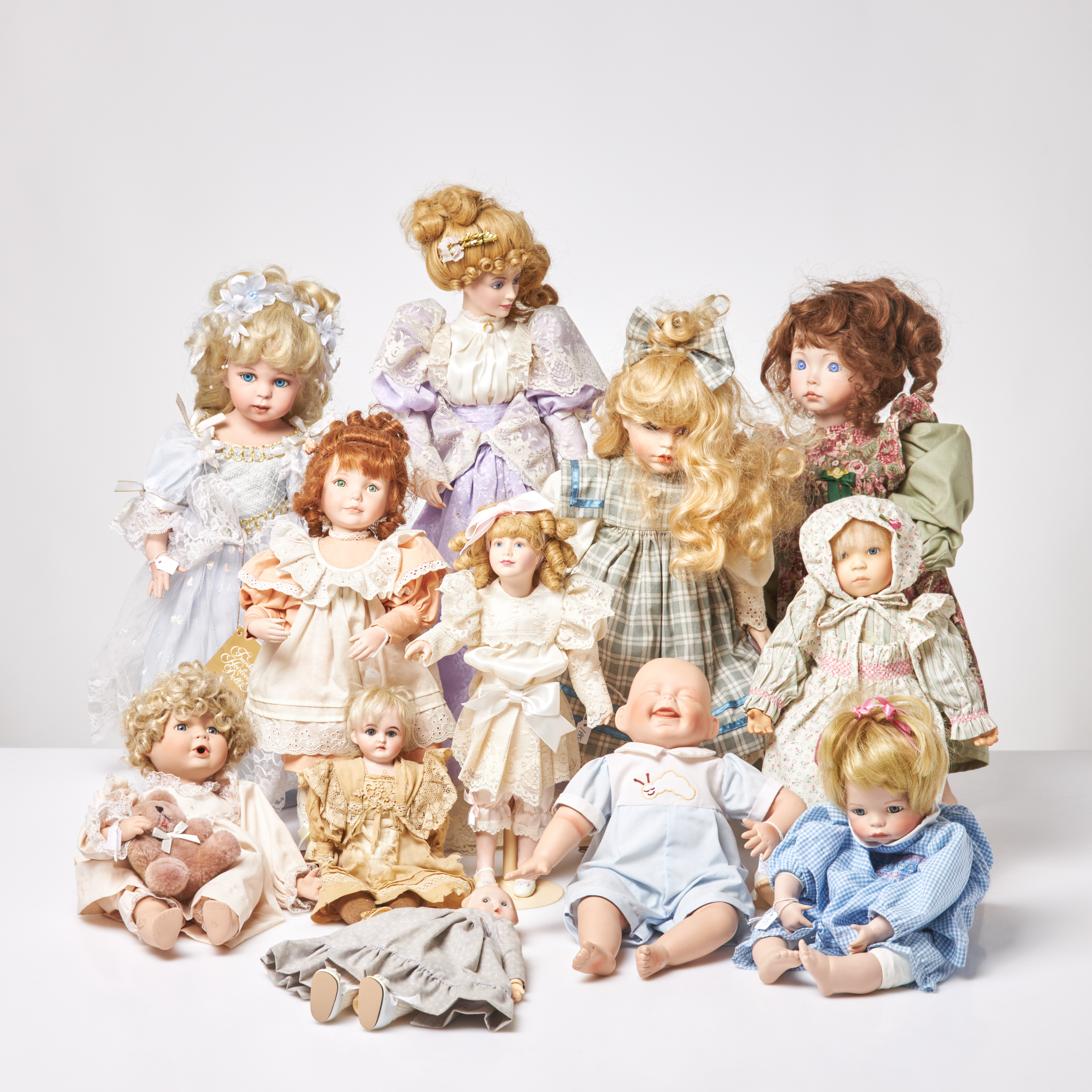 DOCKOR, 12 st, bl.a. biskviporslin, blandad tillverkning, bl.a. Franklin Heirloom Dolls, 1900-tal.