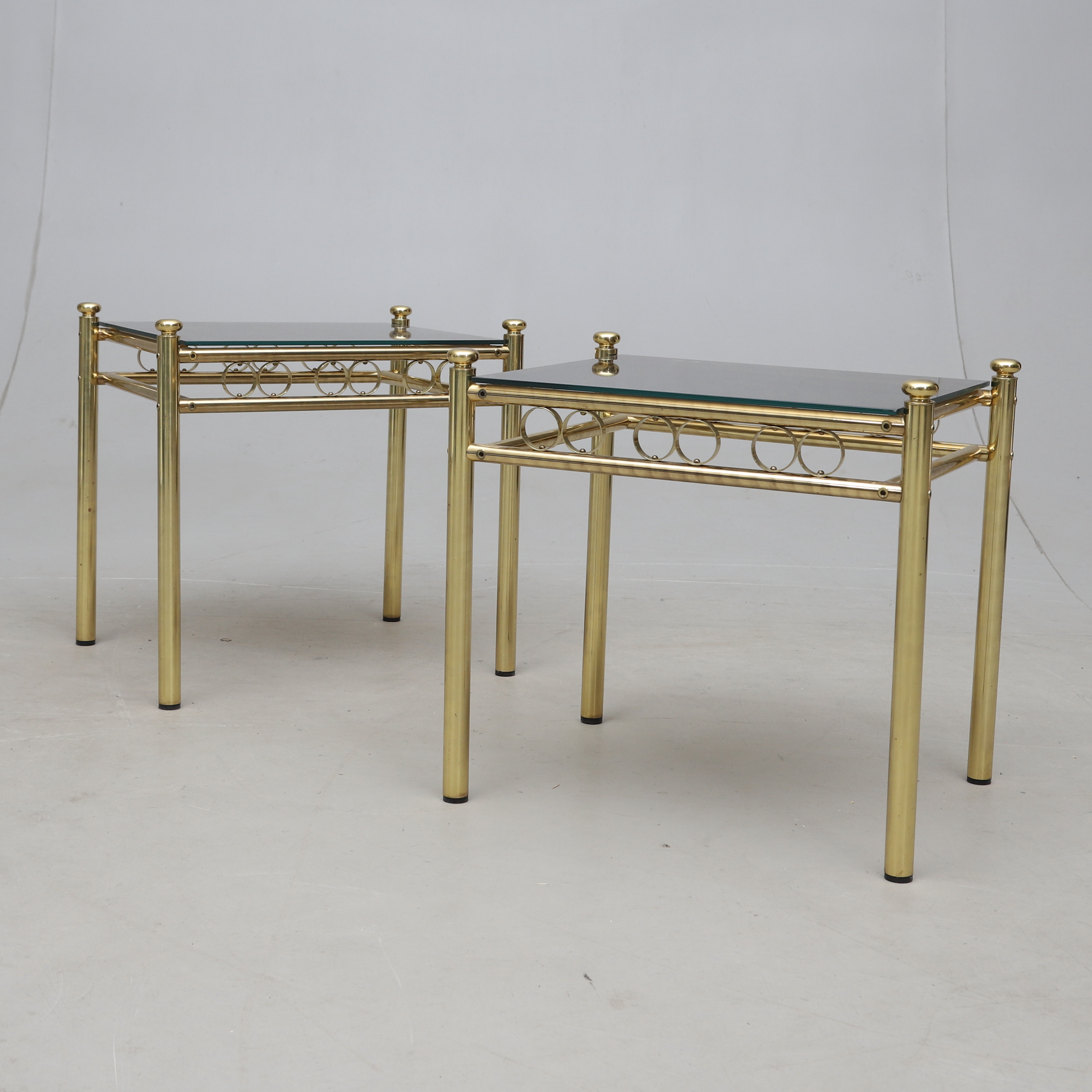SÄNGBORD, 1 par, mässing/glas, 1900-talets andra hälft.