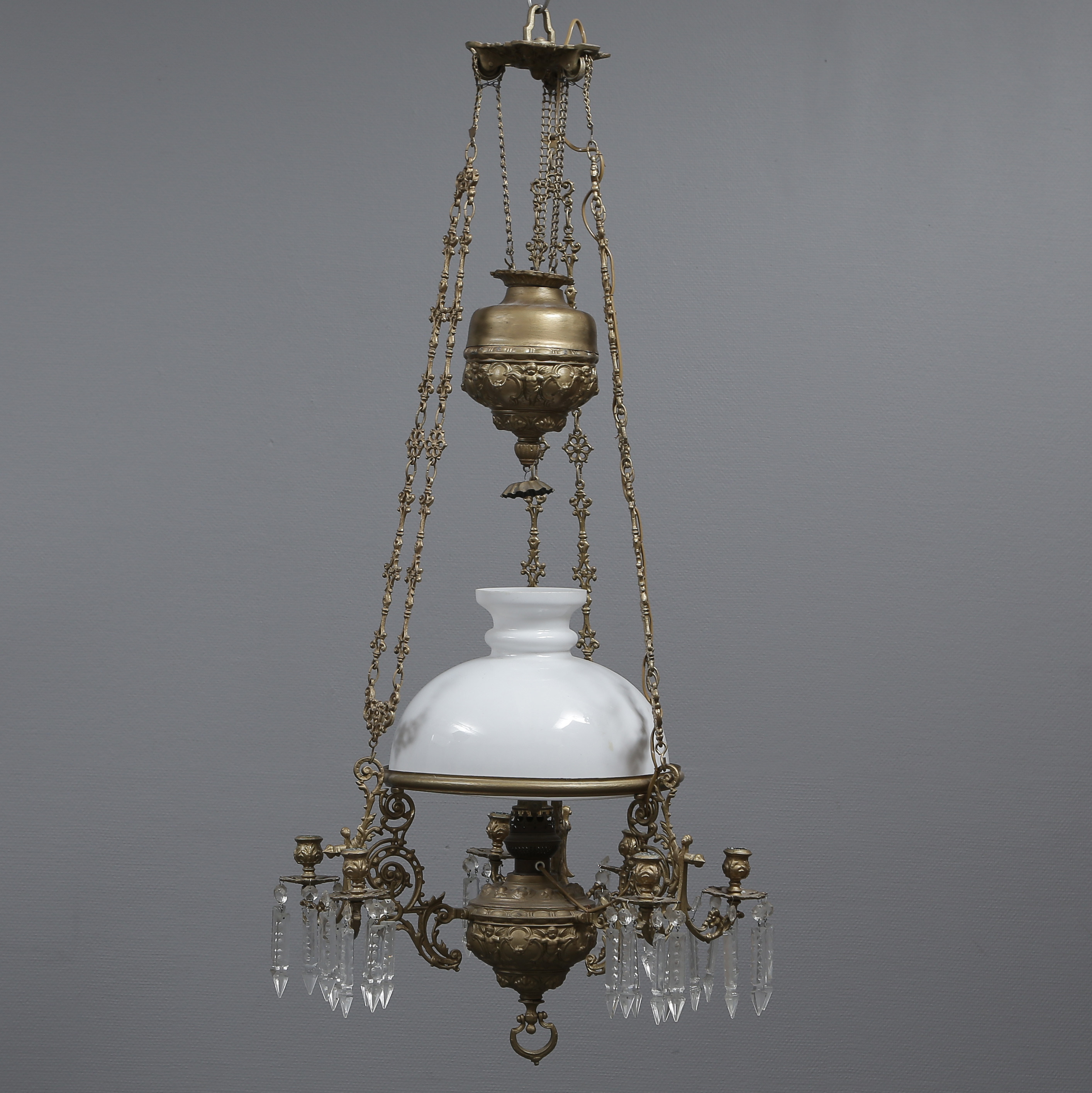 HÄNGFOTOGENLAMPA, STÄLLBAR MED HJUL I TAKFÄSTET, OPALKUPA, GJUTEN SAMT MÄSSINGSKEDJOR, RÖKHATT I VECKAD PLÅT, 1900-TAL.