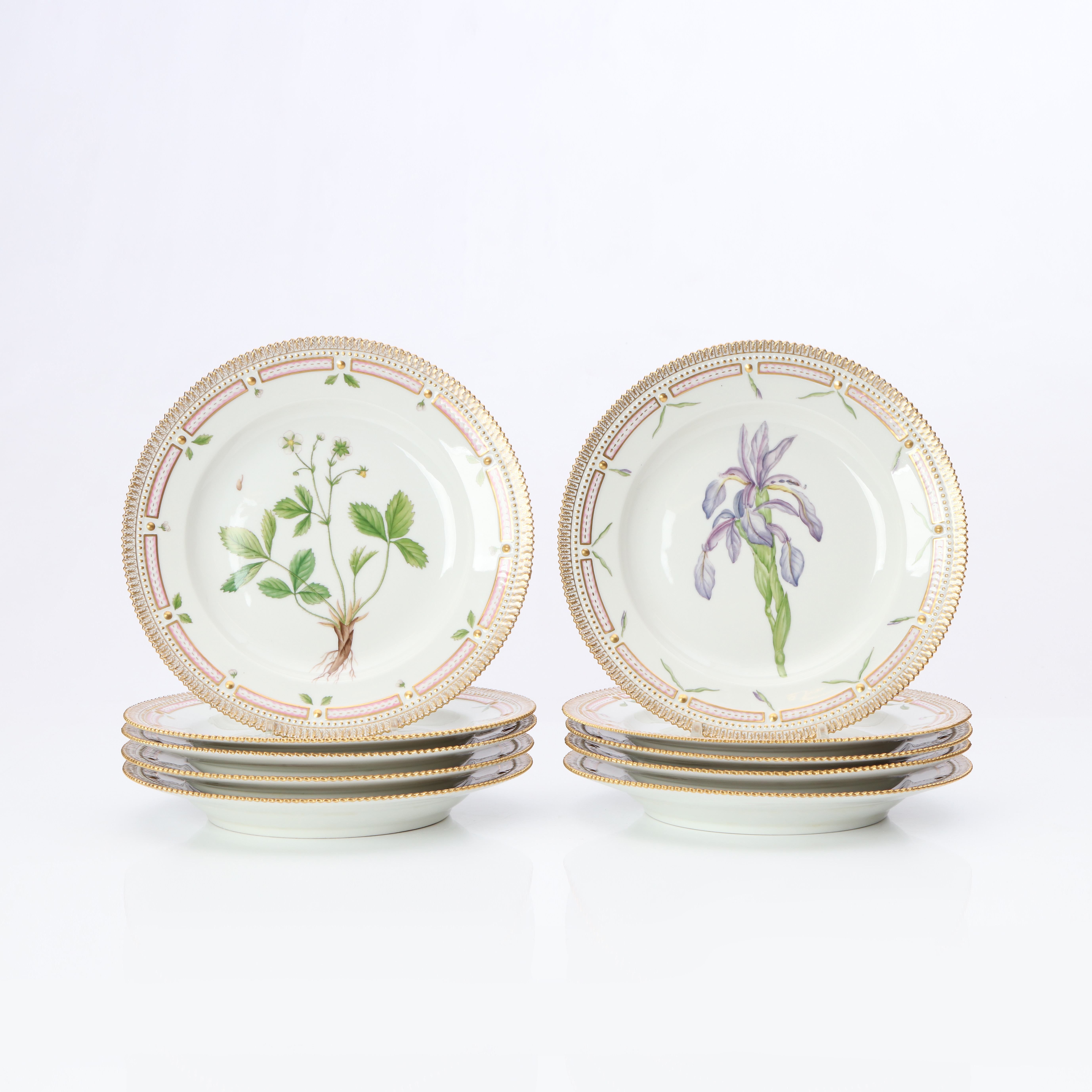 FLORA DANICA, MATTALLRIKAR, 10 ST. Porslin med polykrom samt förgylld dekor. Royal Copenhagen, nr 20 3549.