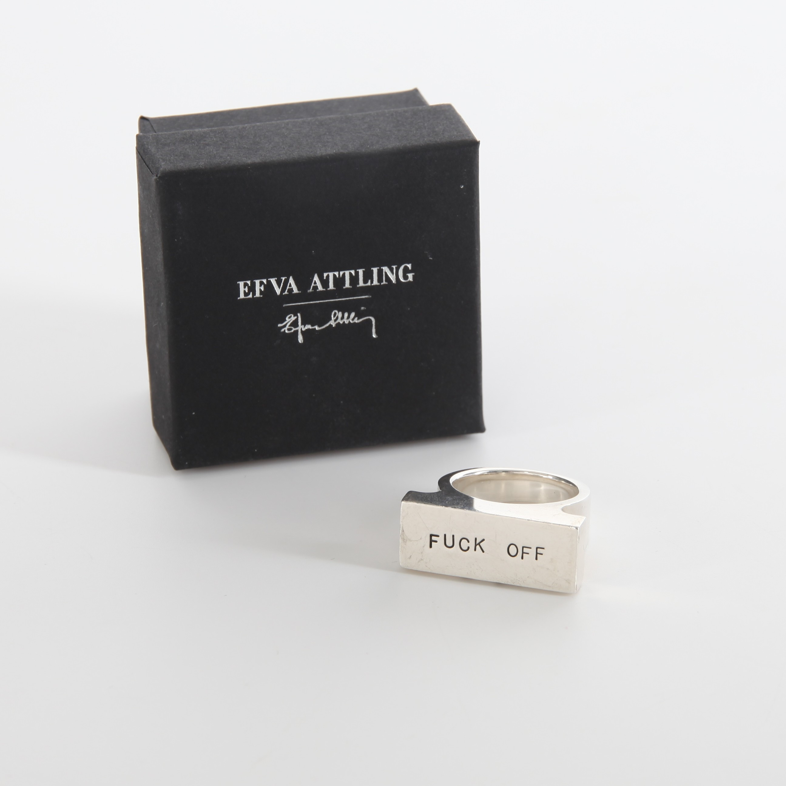 EFVA ATTLING. f 1952. Silverring "Fuck Off", signerad.