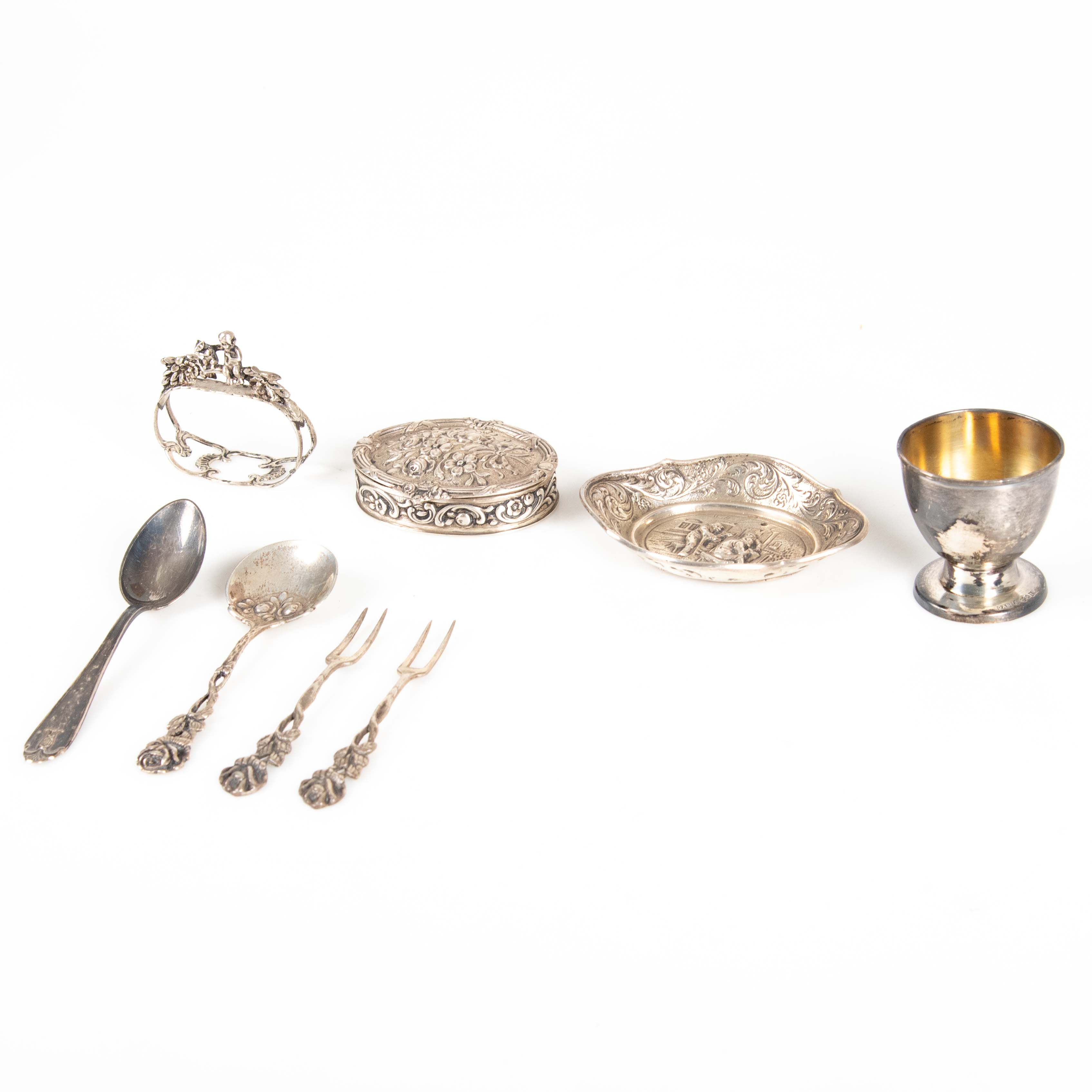 SILVER. 8 delar, äggkopp, servettring, snusdosa mm. Vikt ca 187 gram.