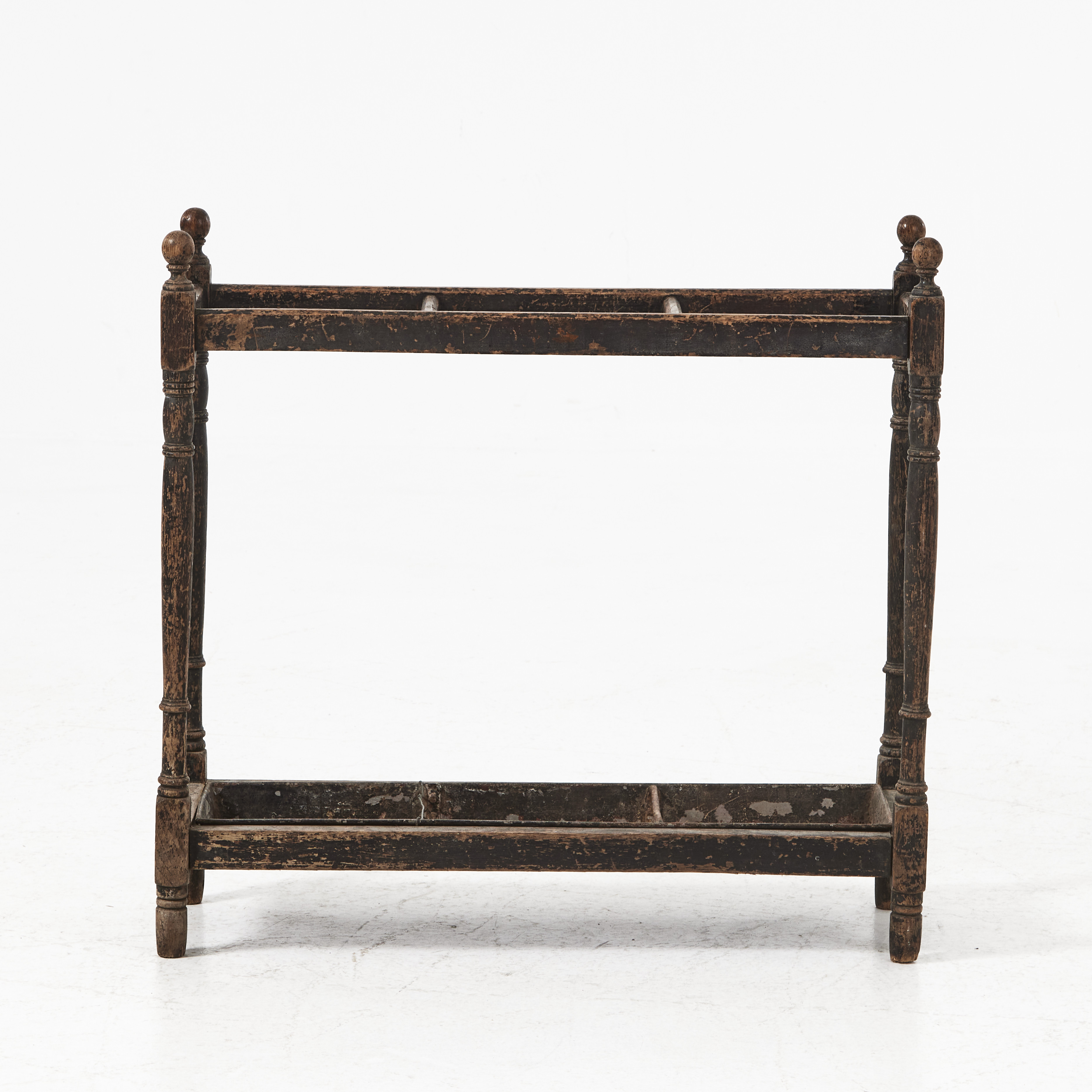 PARAPLYSTÄLL, omkr. 1900, bemålat trä med plåtbricka.