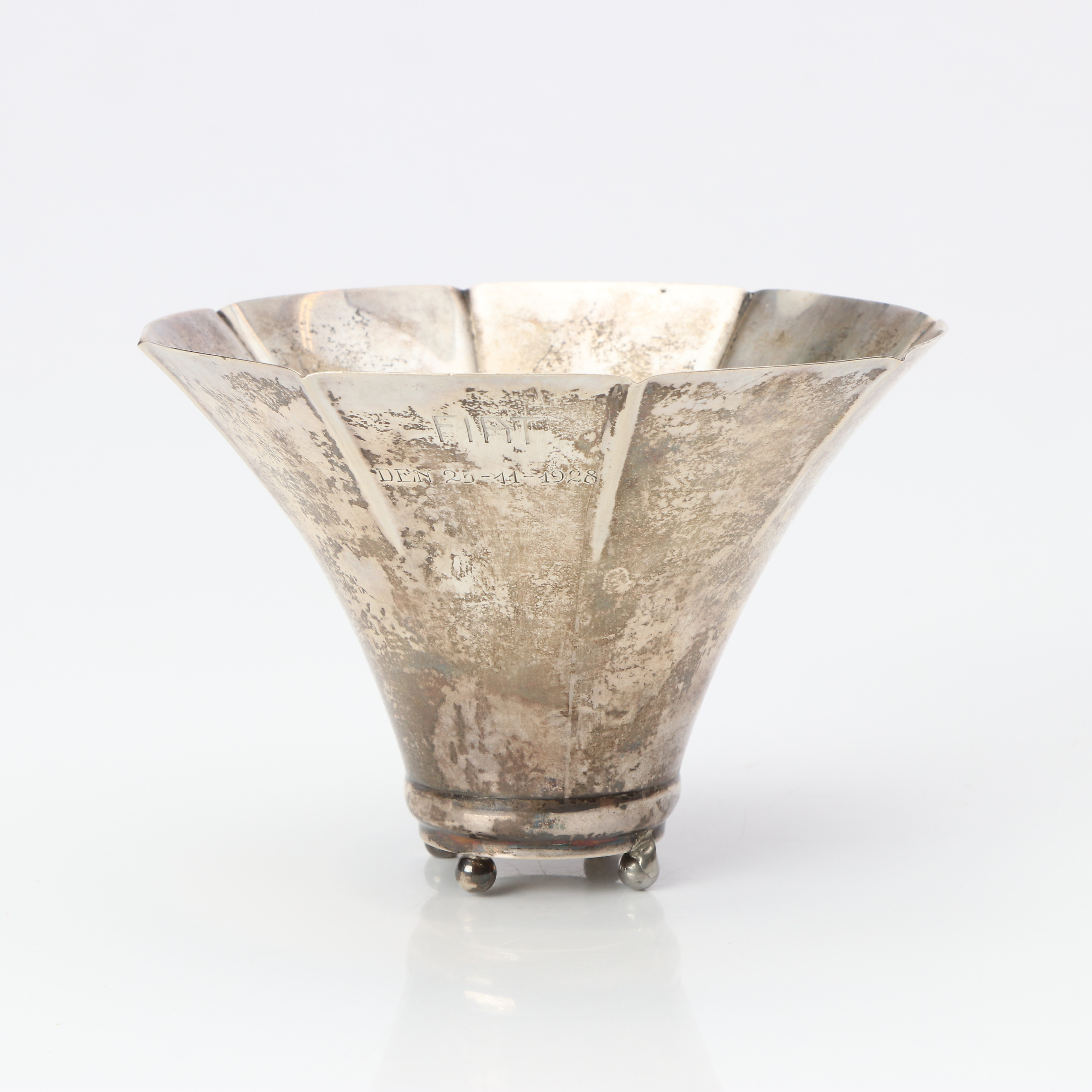 WIWEN NILSSON. SKÅL PÅ KULFÖTTER. Sterlingsilver. Lund, 1928. Vikt ca 120 gram.