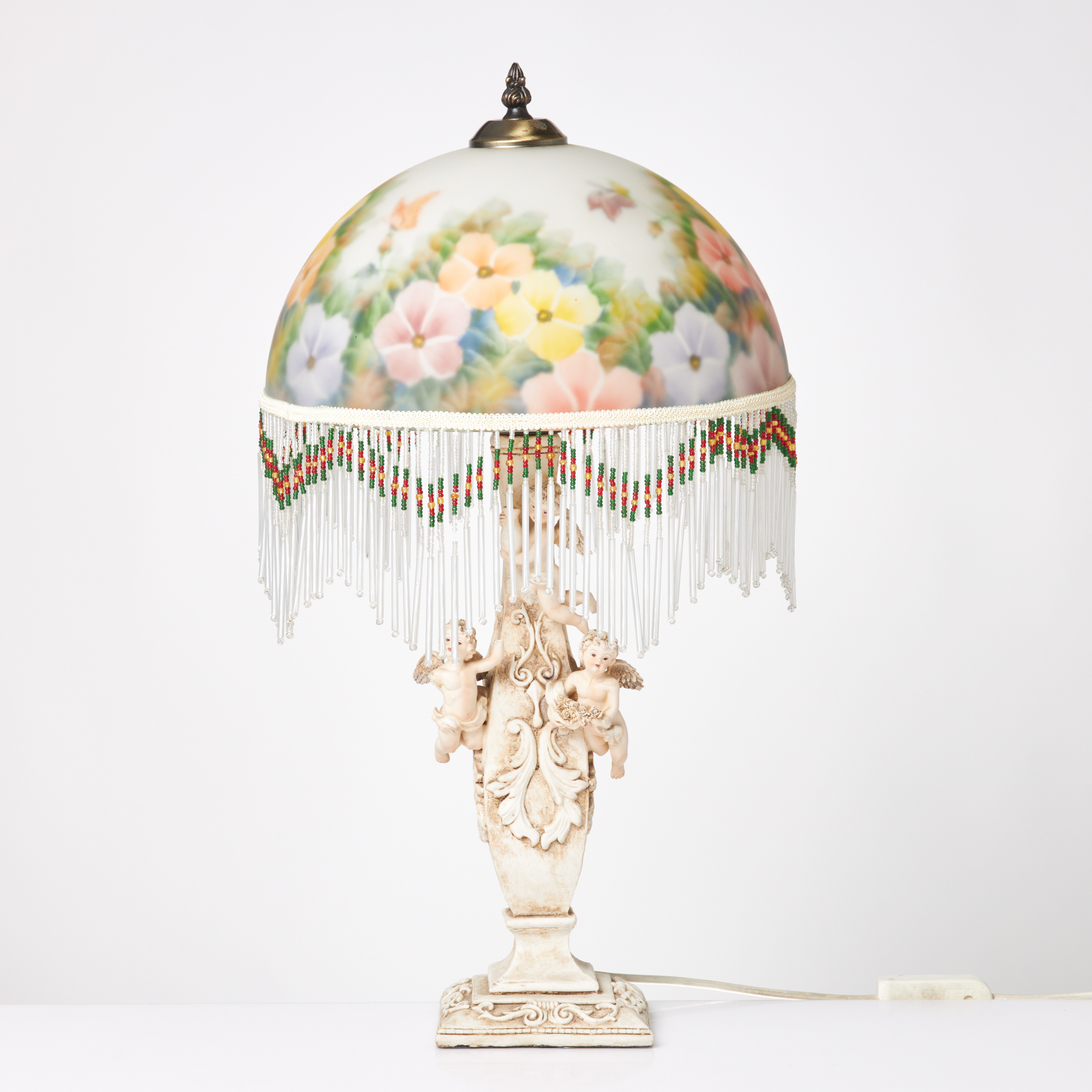 BORDSLAMPA, lampfoten med dekor av putti, skärmen i glas med blomdekor och fransar i glas, 1900-tal.