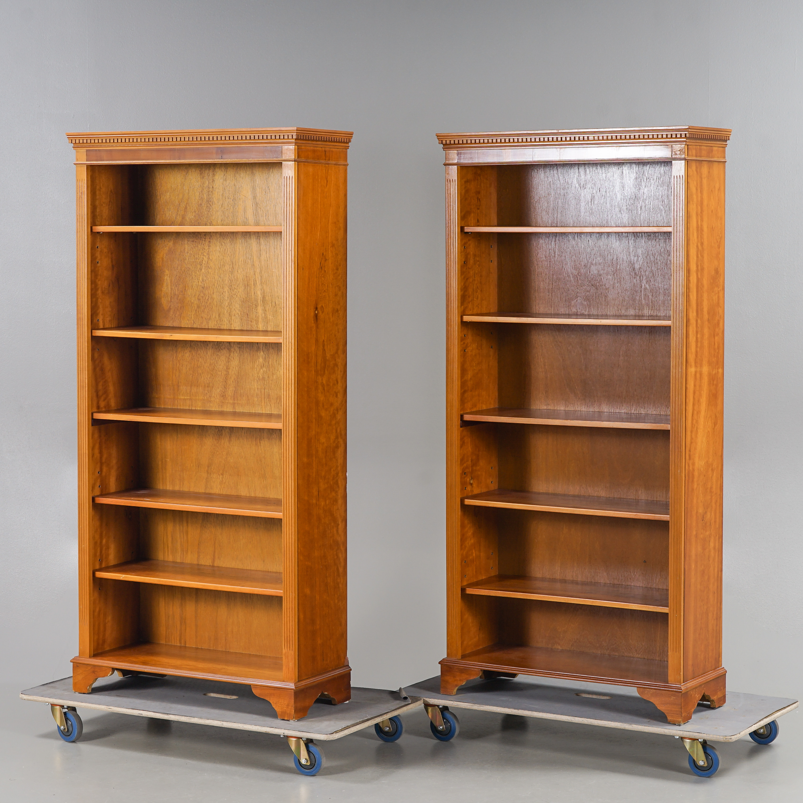 BOKHYLLOR 1 par, Engelsk stil, idegran, 1900-talets andra hälft.