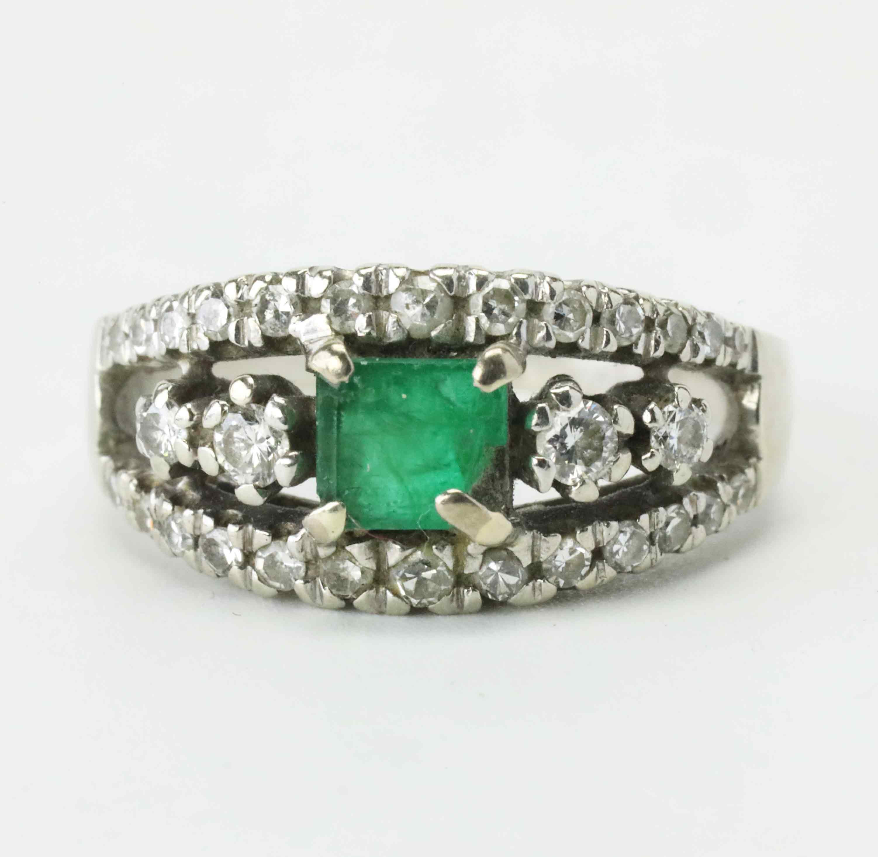 RING, vitguld 18K, smaragd 0.62 ct enligt gravyr, briljanter 0.45 ct enligt gravyr.