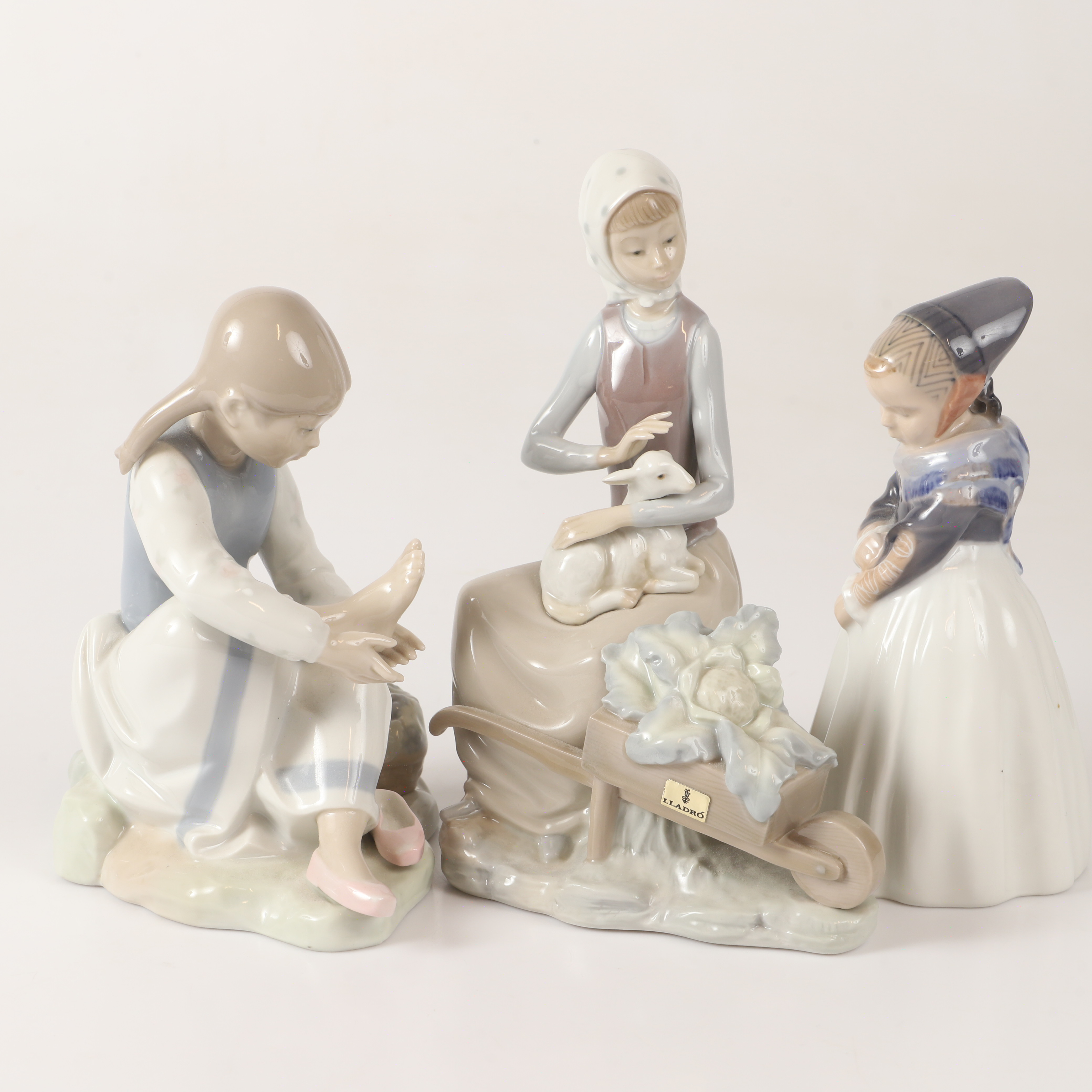 FIGURINER, 3 stycken, porslin, Nao, Lladro samt Royal Copenhagen.