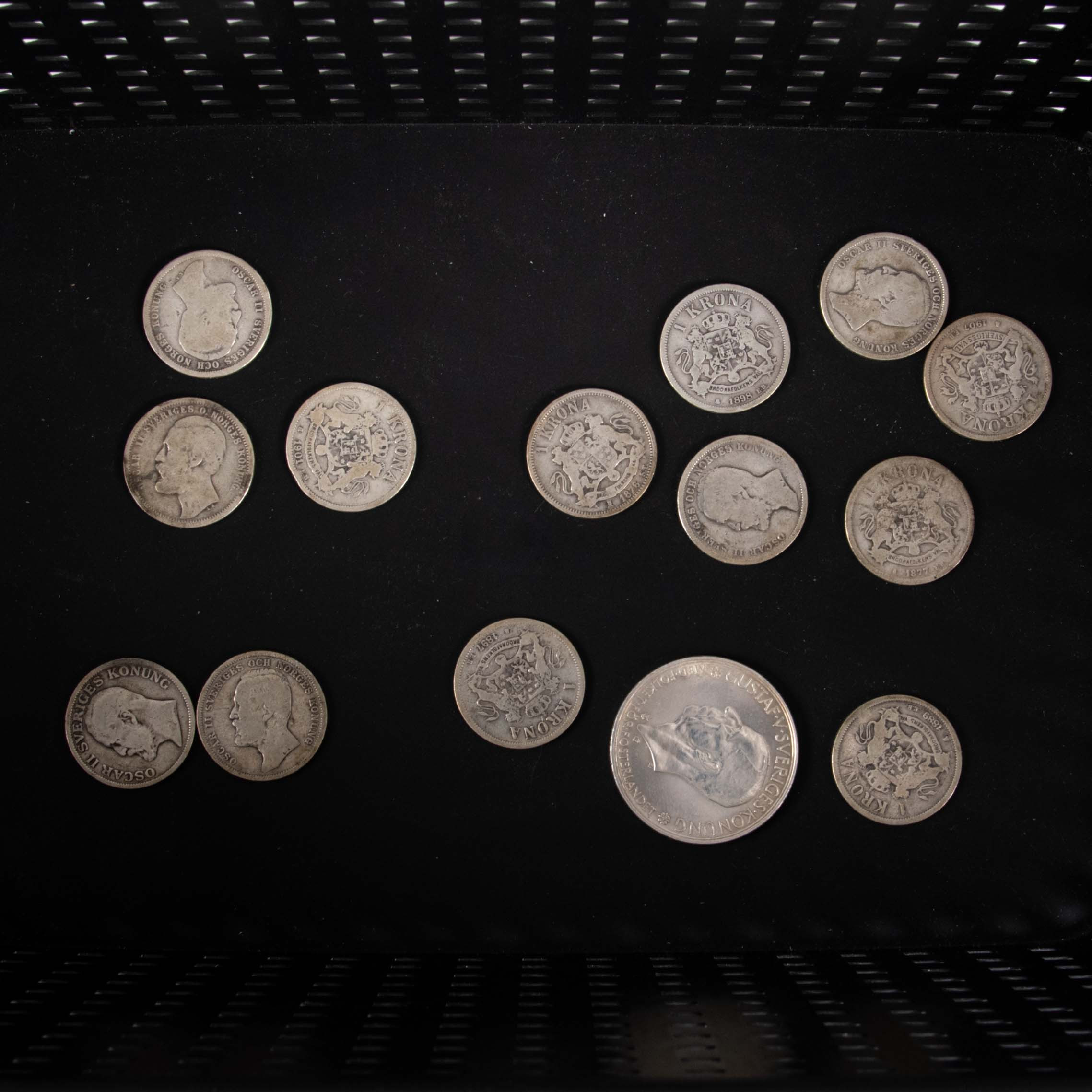 MYNT SILVER, 13 st 1 kr 80 % samt 5 kr 1935 90 %.