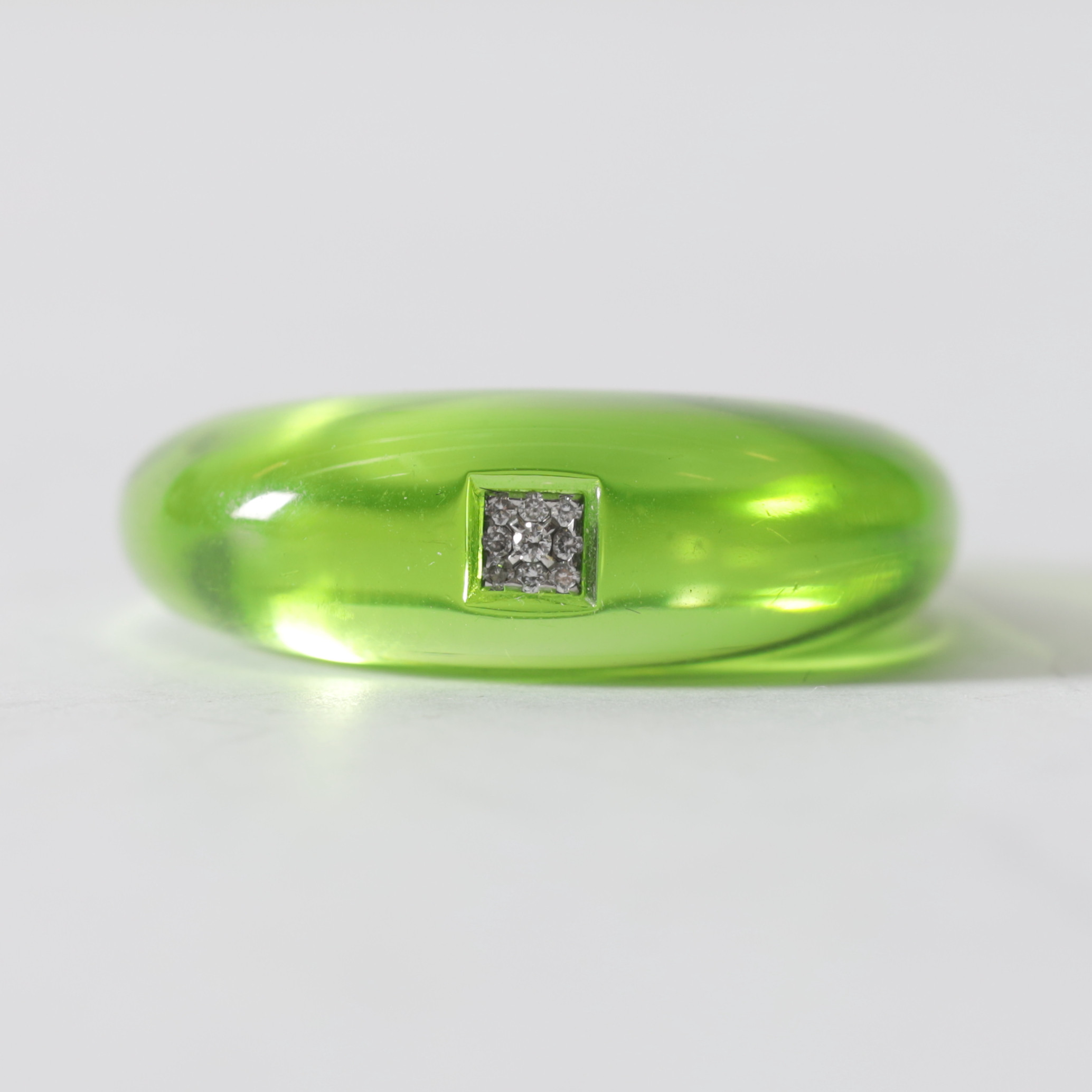 RING, grön harts, fäste i 18K vitguld med 9 diameter (0,04 ctv), Binatah.