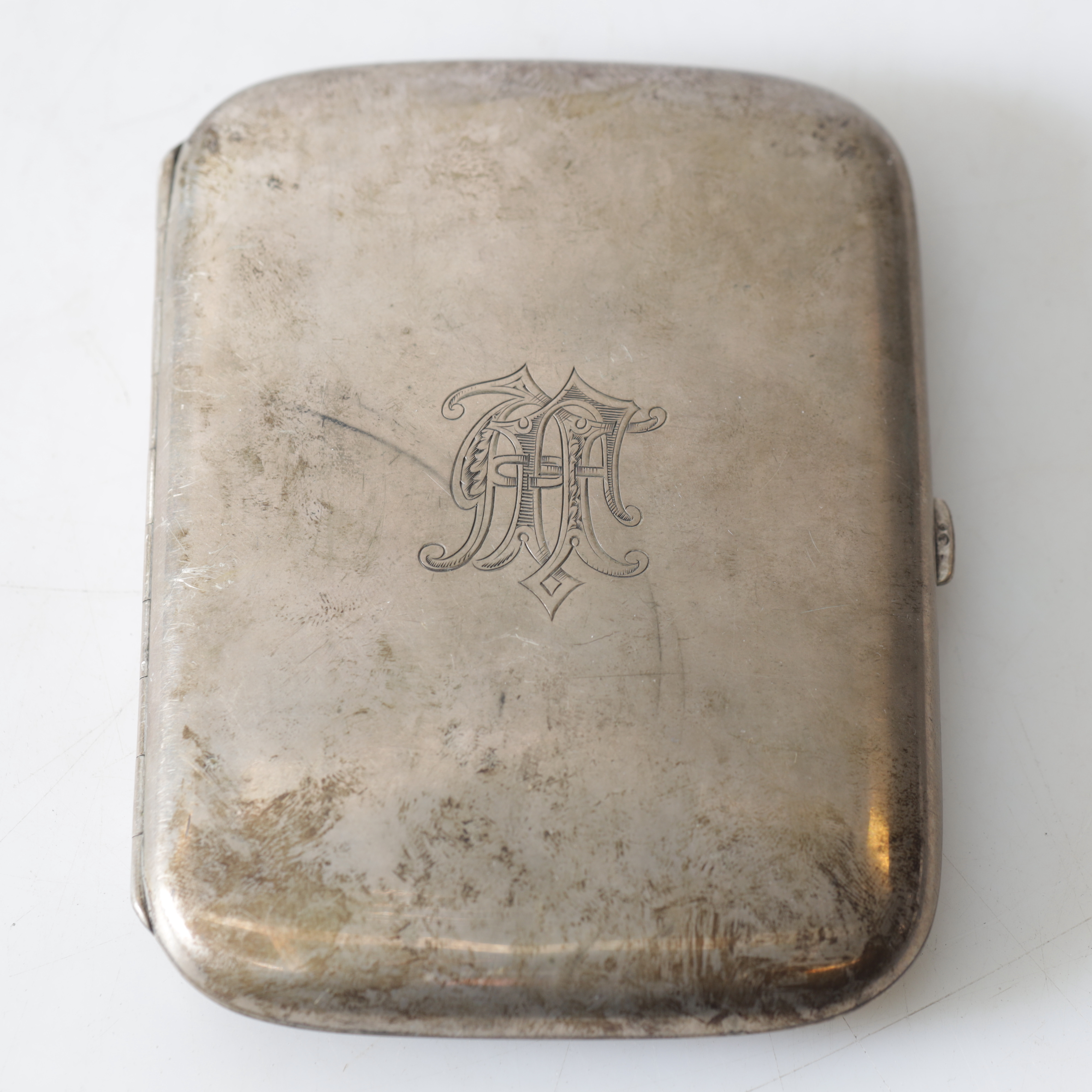CIGARETTETUI, silver, C.G. Hallbergs Guldsmeds A.B., Stockholm, 1915. Totalvikt ca 168,4 gram.
