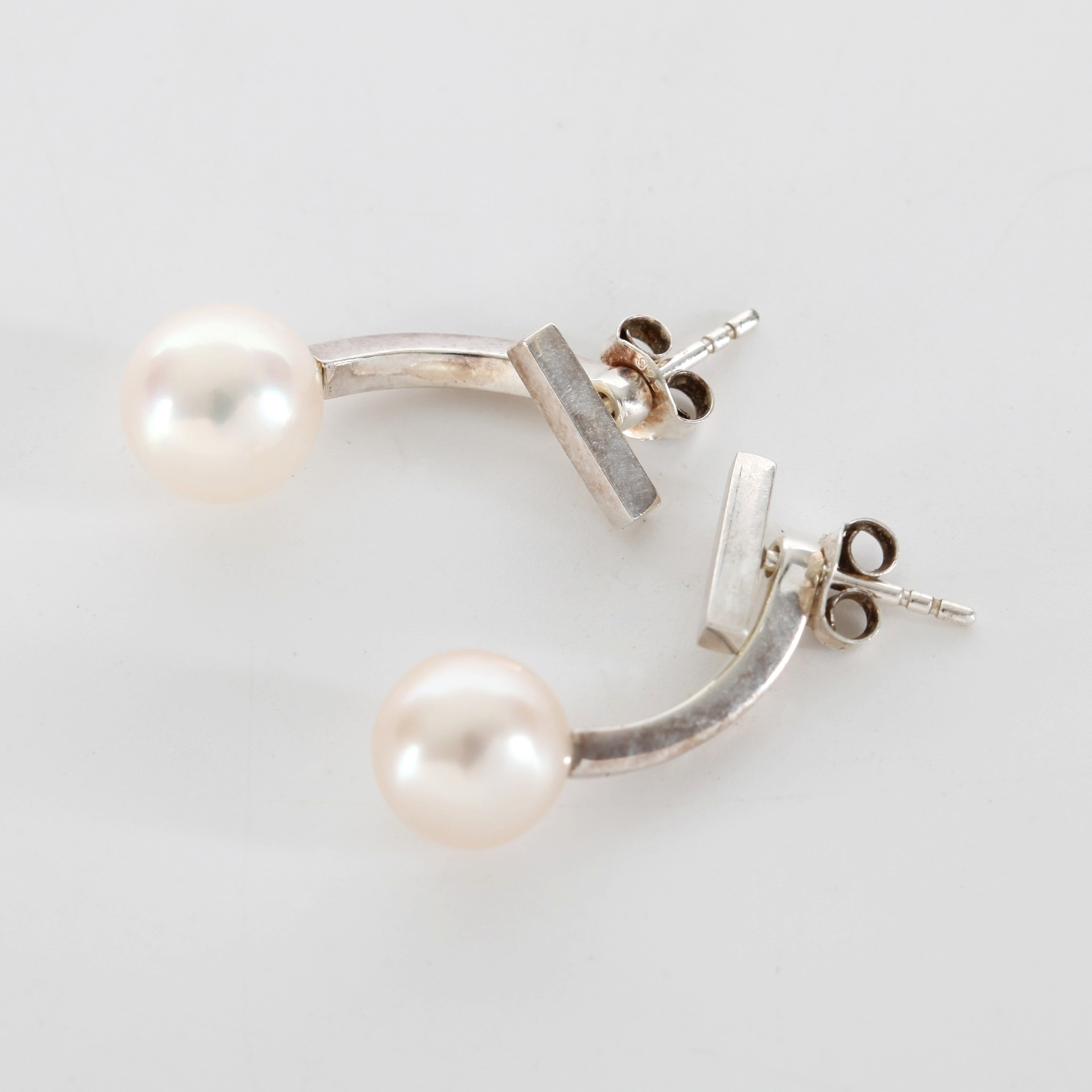 EFVA ATTLING. f 1952. "60`s Pearl Earrings", 1 par örhängen, sterlingsilver med pärla, signerade.