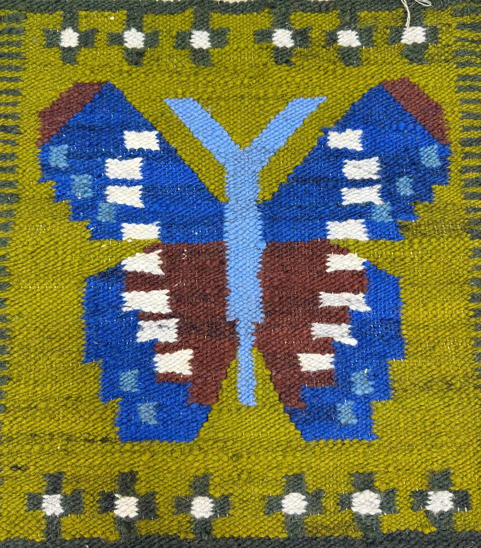 VÄGGBONAD - Fjäril, vävd med fransar 1900 tal.