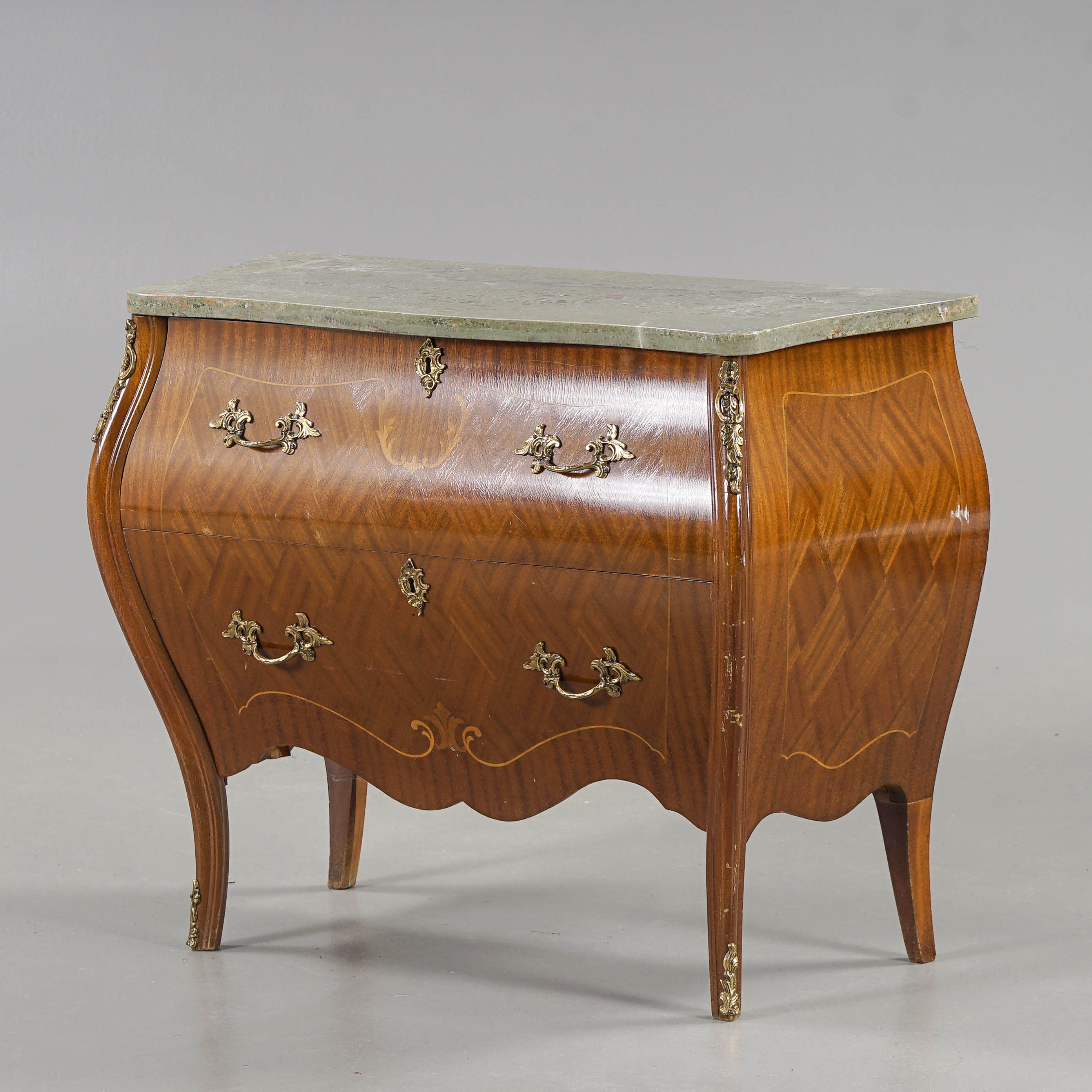 BYRÅ Rokokostil, Mahogny, stenskiva, 1900-talets andra hälft.