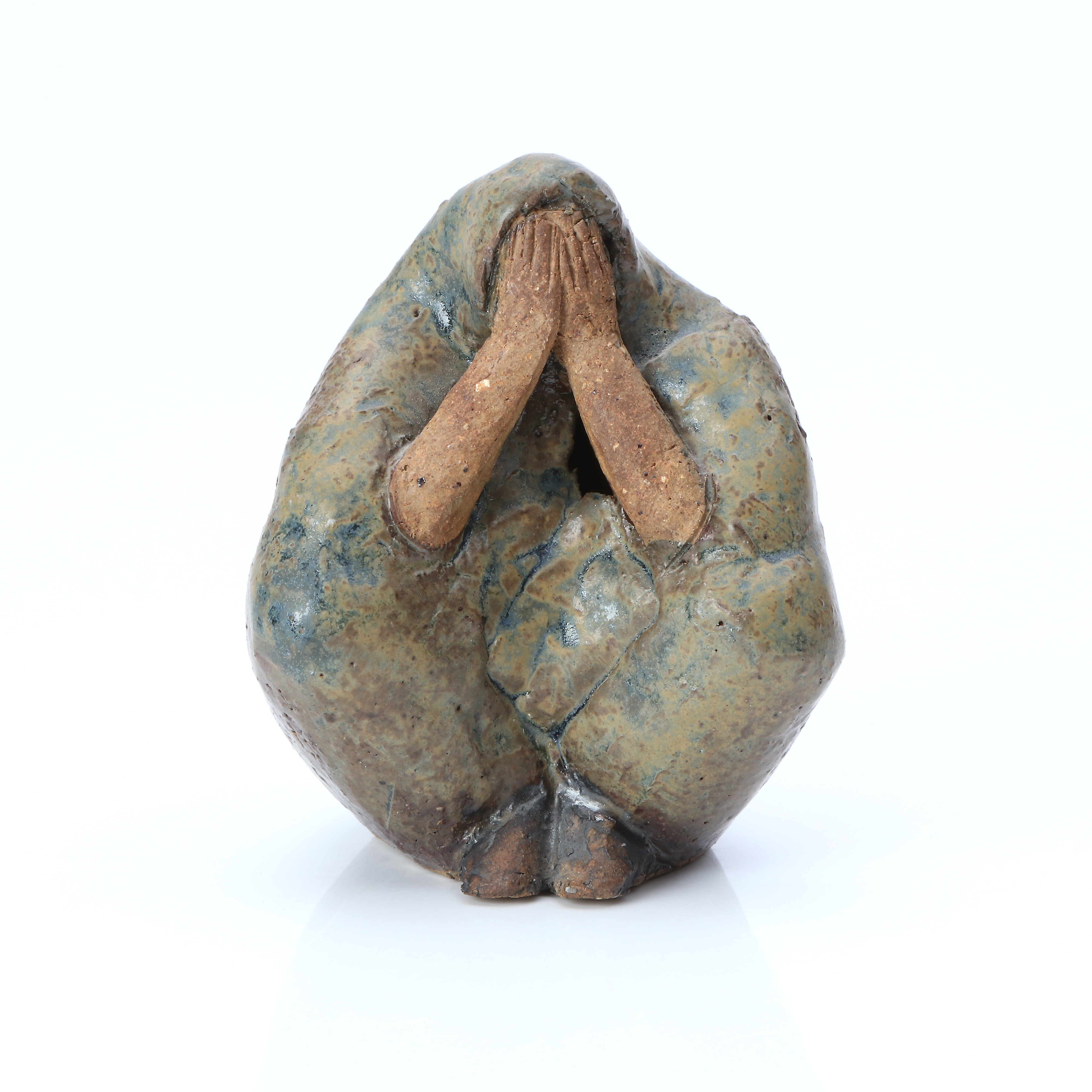 LISA LARSON. UNIK SKULPTUR. Delvis glaserat stengods. Sittande figur. Signerad och daterad -88 undertill.