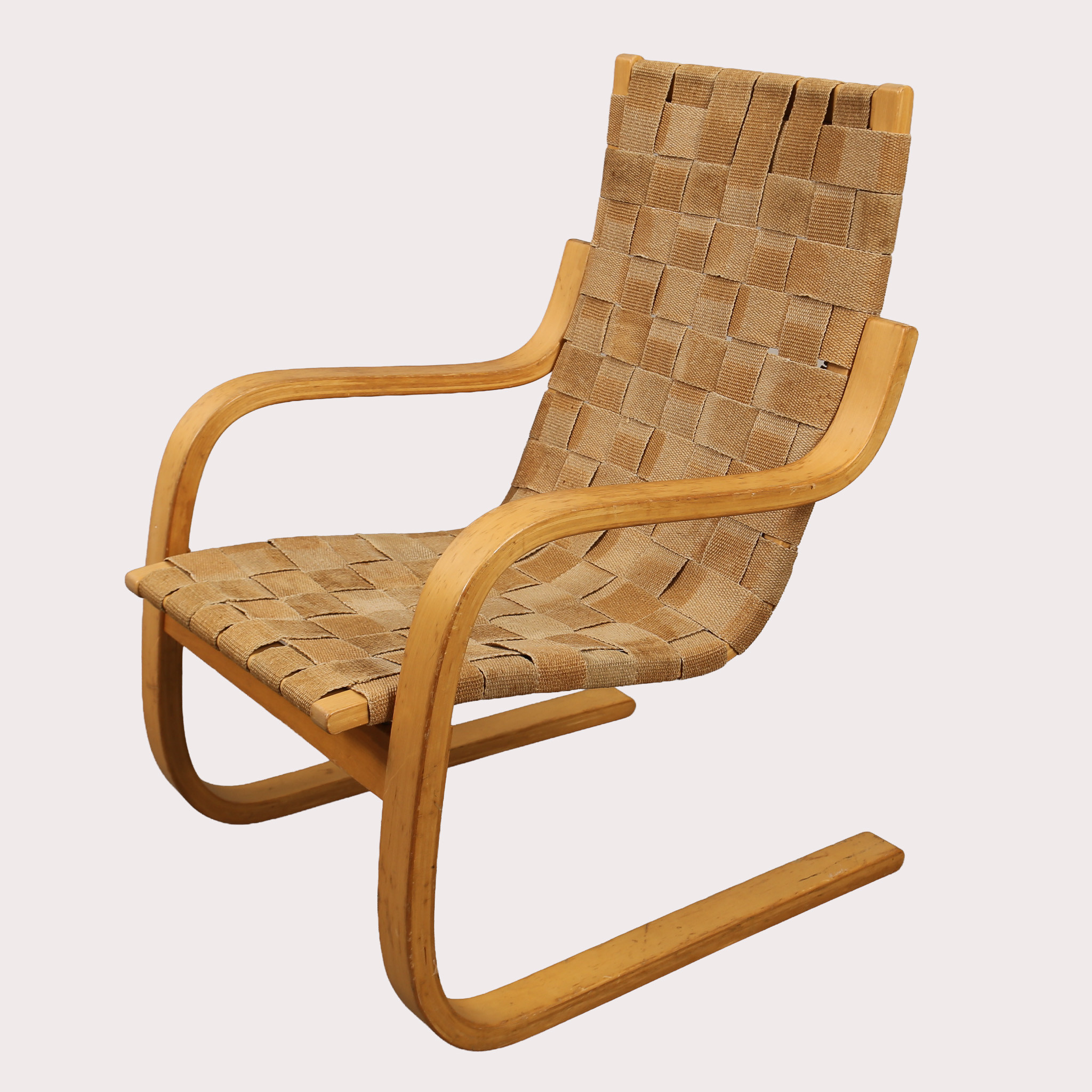 ALVAR AALTO. Fåtölj, modell 406, lackerad björk med sits i sadelgjord. Artek, Finland.