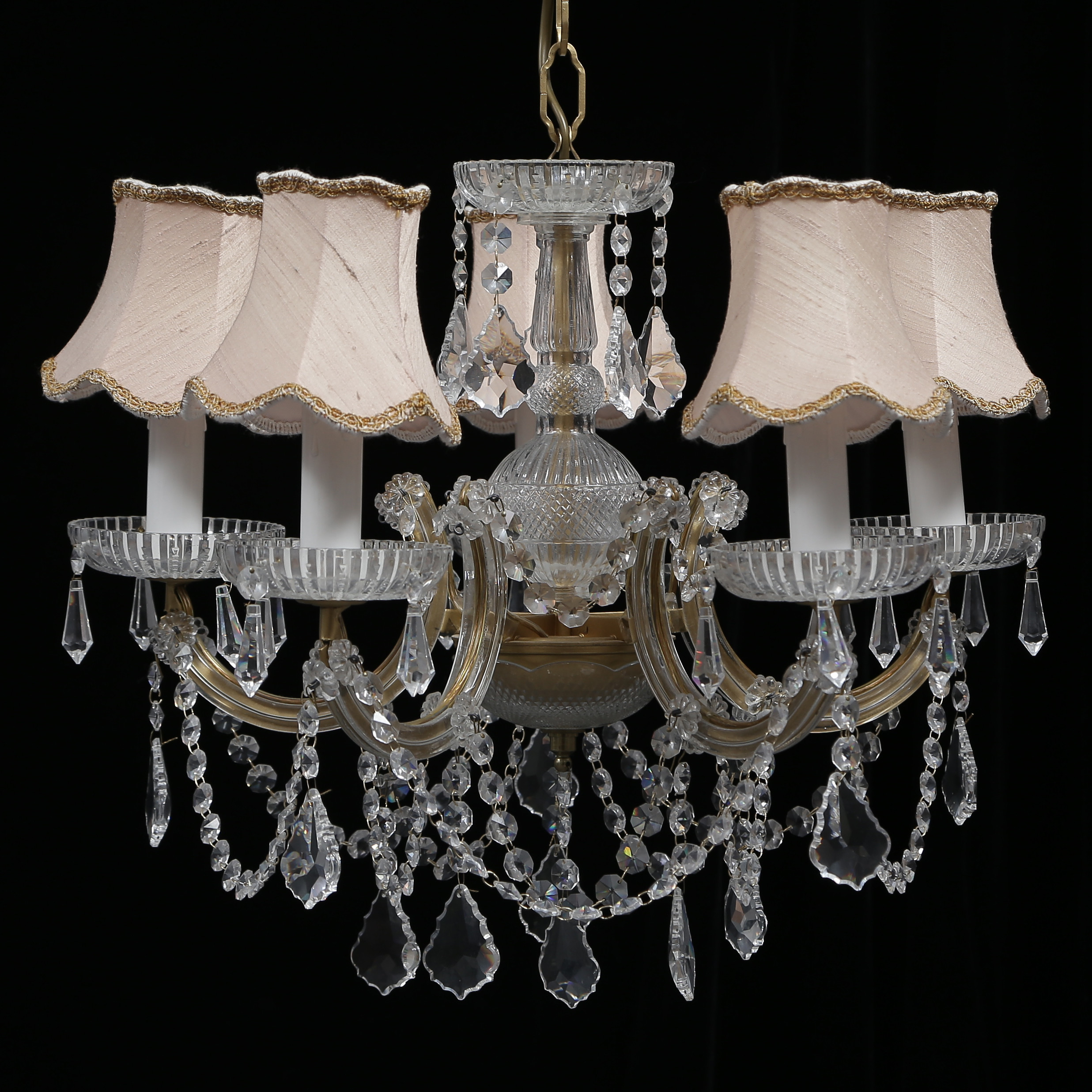 TAKKRONA, MARIA THERESA STIL, SKÅLADE LJUSMANSCHETTER MED HÄNGANDE PRISMOR, GLASADE LJUSARMAR, 1900-TAL.