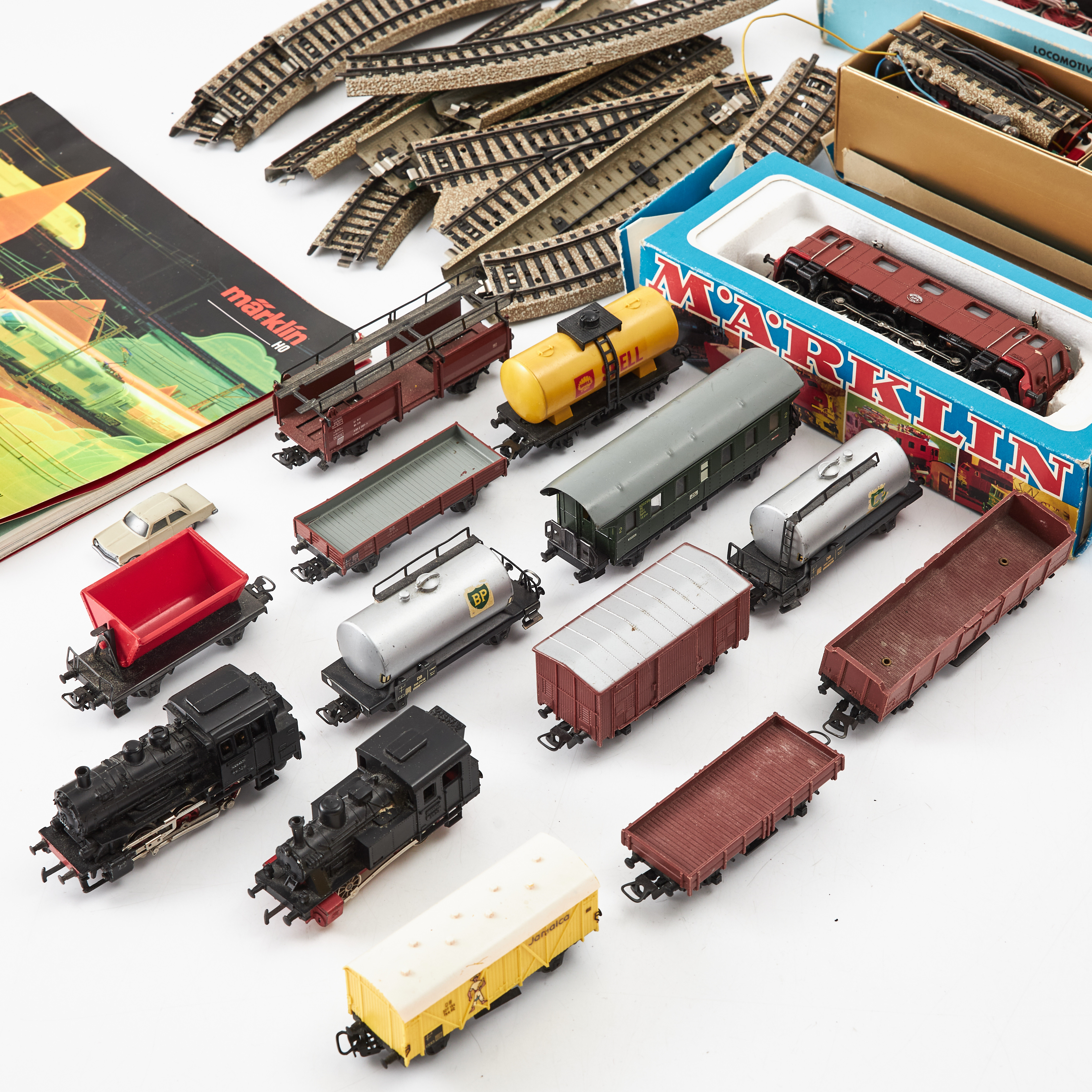 MÄRKLIN. Modelljärnväg, lok, vagnar, räls m.m., H0, Tyskland, 1900-tal.