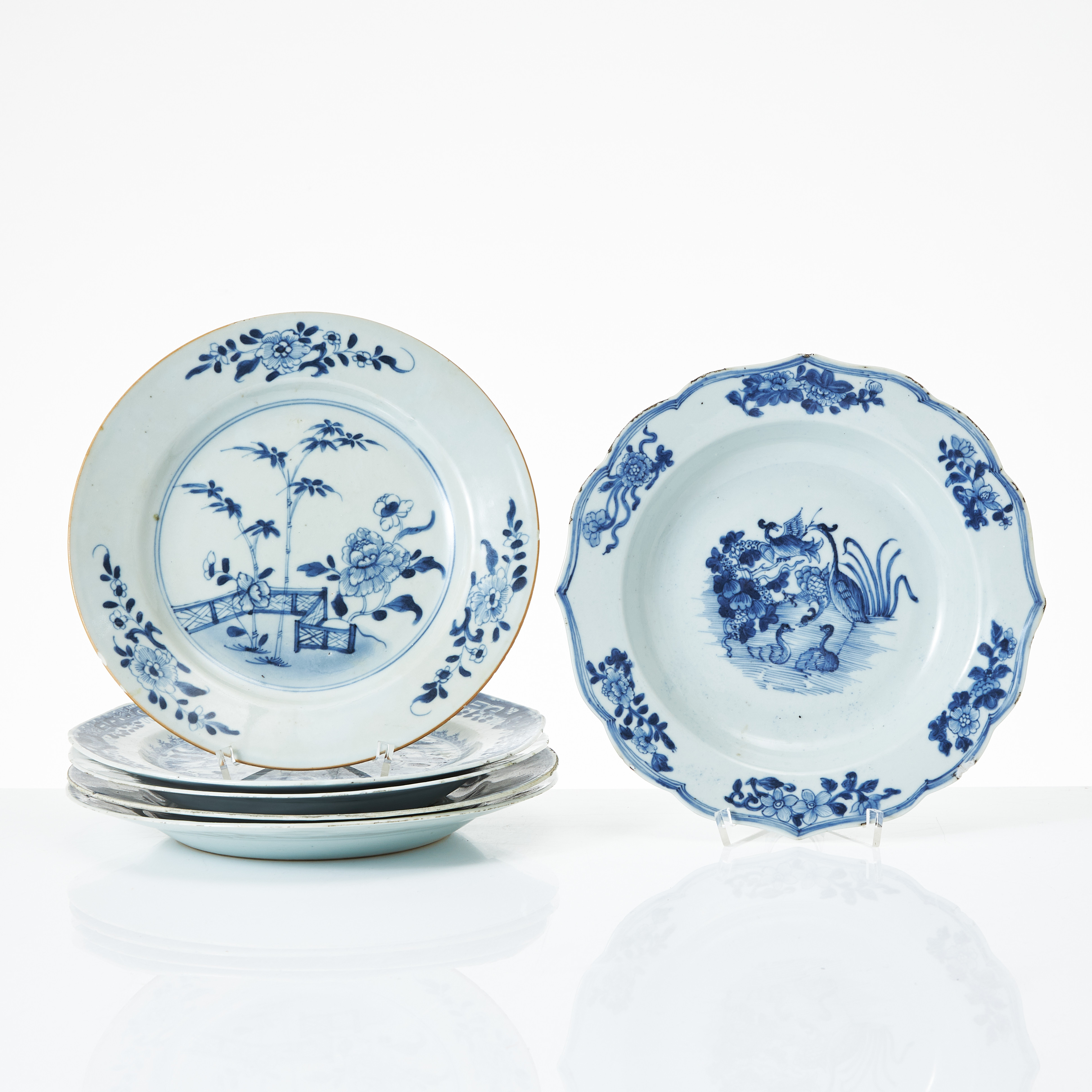 TALLRIKAR, 6 st., porslin, Kina, Qianlong (1736-1795), en av djup modell, varierande dekor i underglasyrblått.