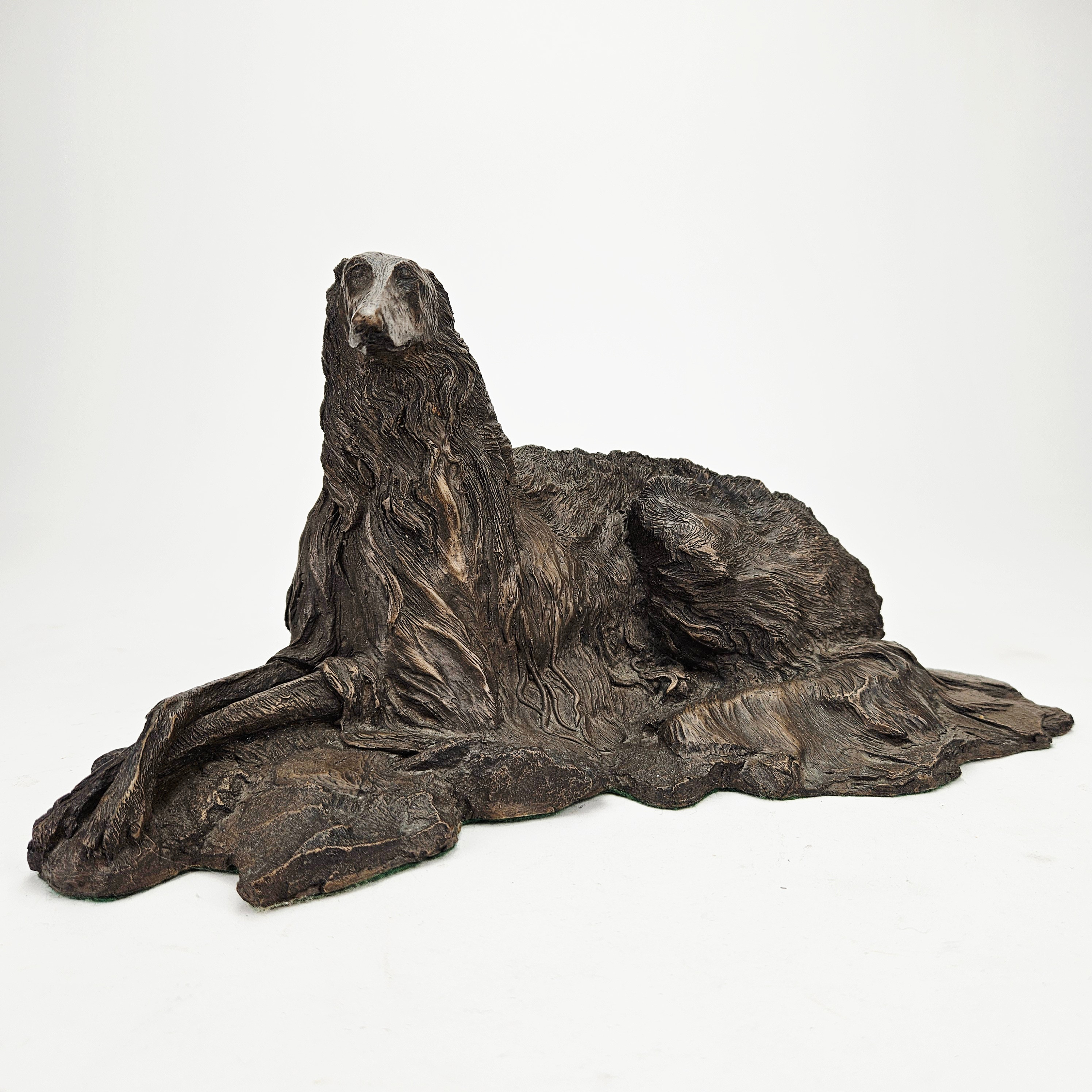SKULPTUR, bronspatinerad konstmassa, Borzoi, monogramsignerad och numrerad 43/100.