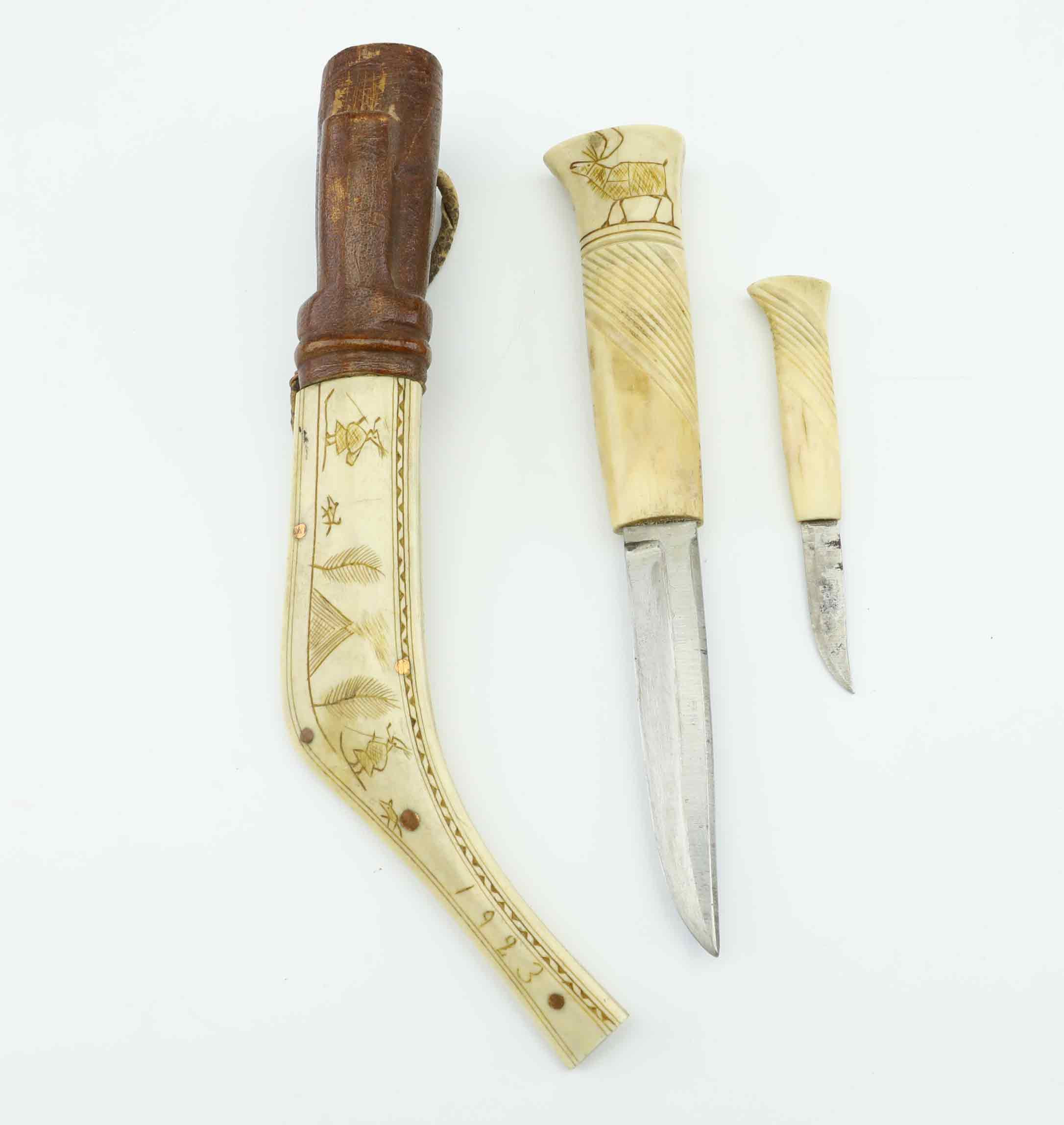 DUBBELKNIV, samisk slöjd, renhorn och läder, daterad 1923.