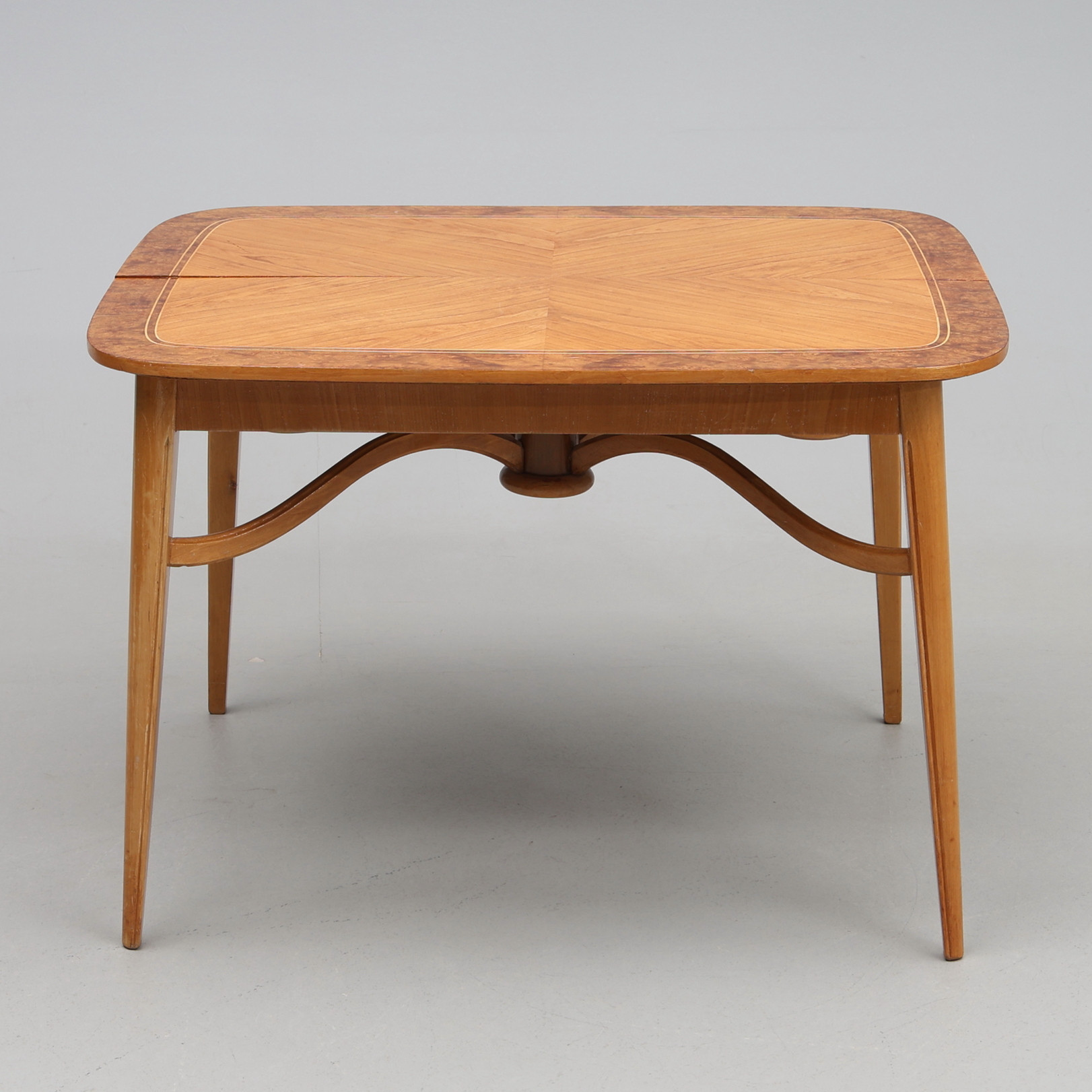 SOFFBORD. 1900-tal, med intarsia.