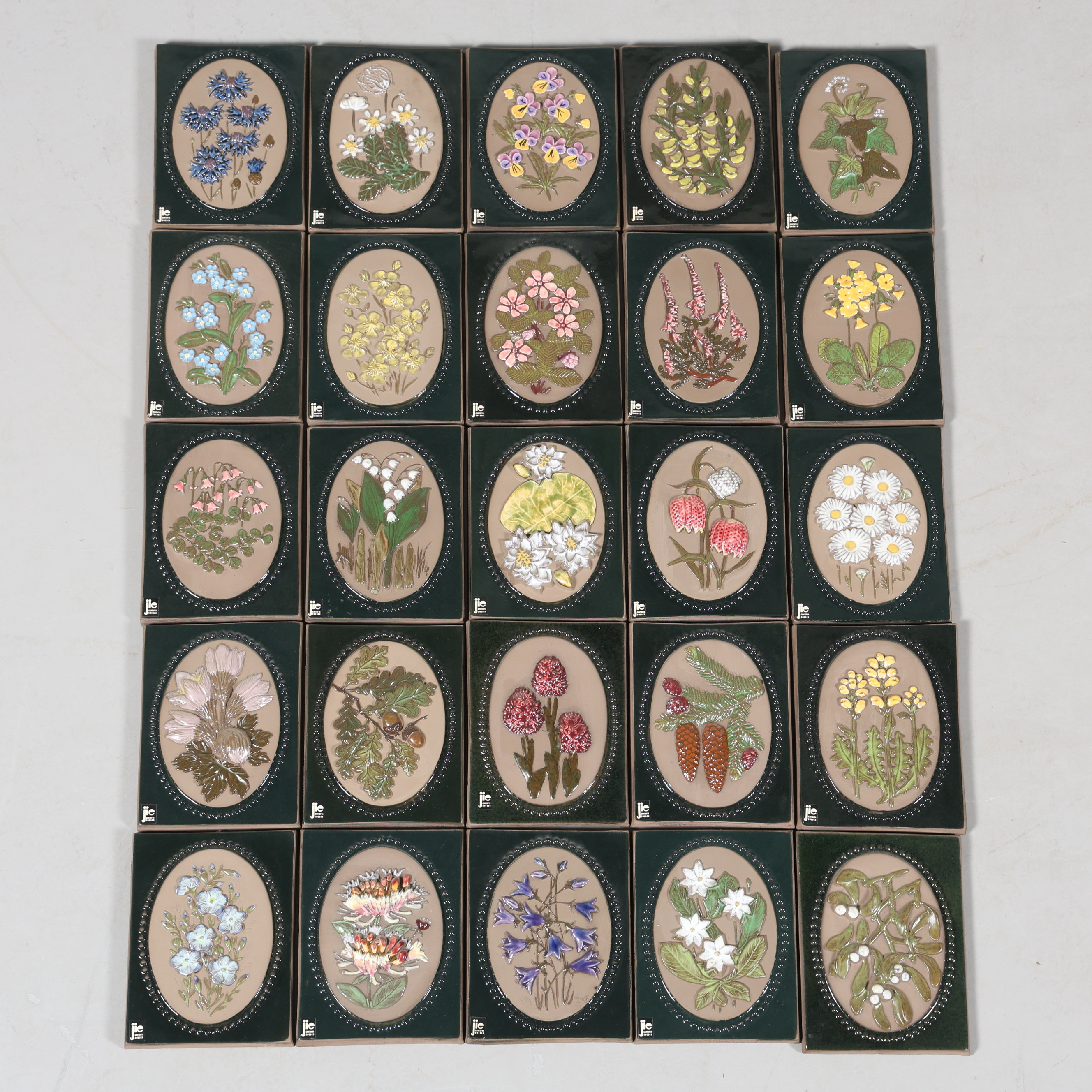 AIMO NIETOSVUORI. VÄGGPLAKETTER, 25 stycken, landskapsblommor, keramik, JIE.