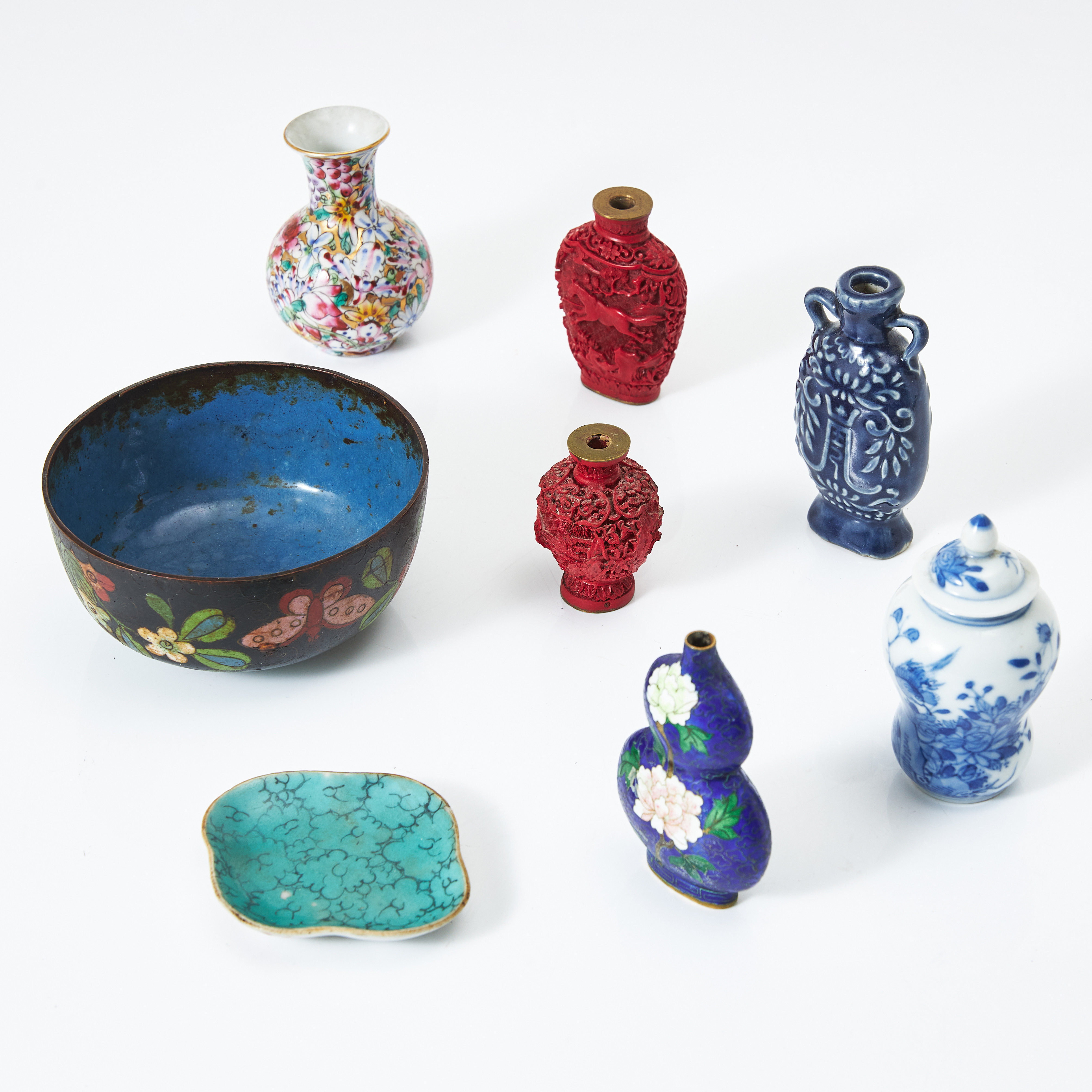 SNUSFLASKOR, SKÅL, MINIATYRVASER, 8 dlr., porslin, lackarbeten, cloisonné, Kina, 18- och 1900-tal, varierande dekor.