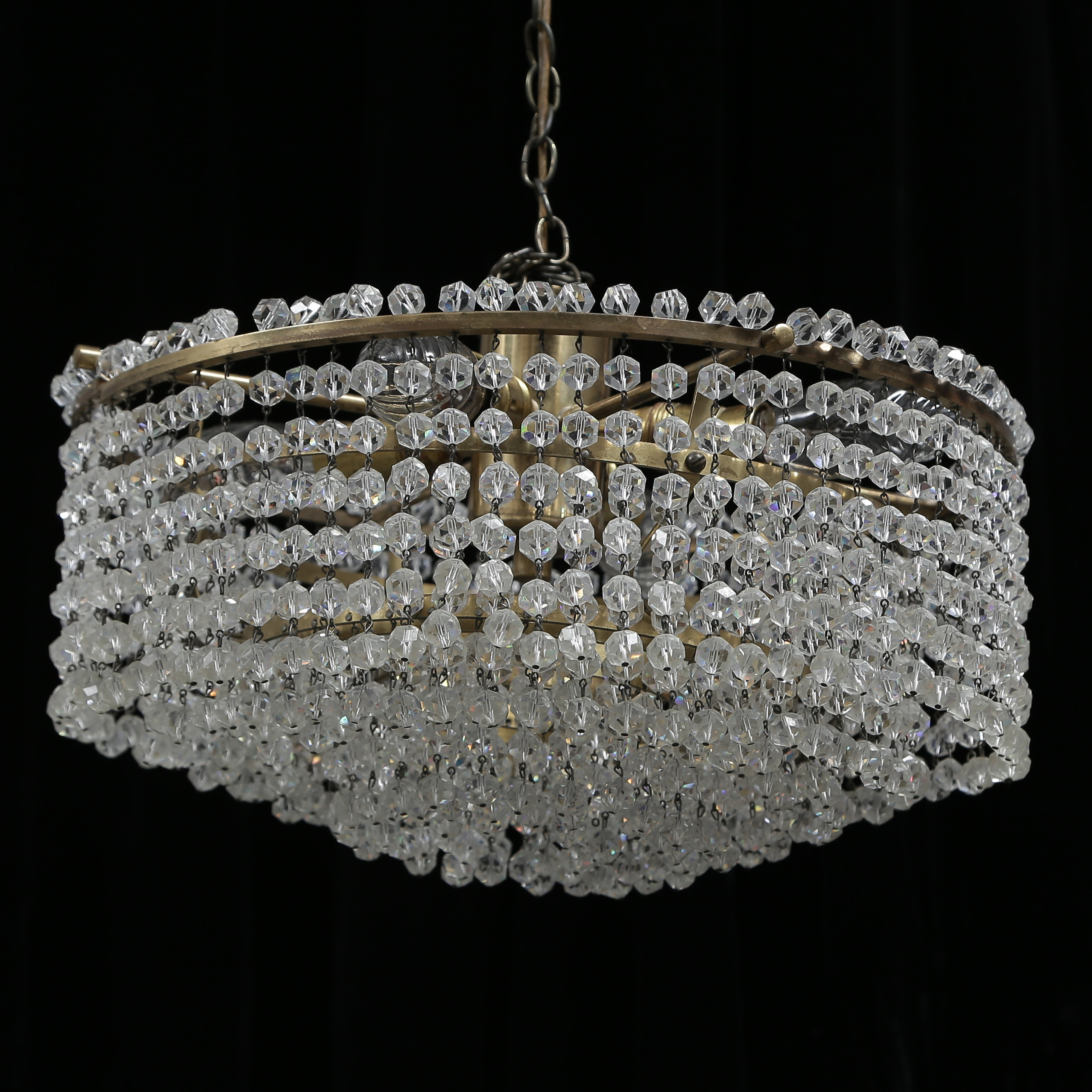 TAKLAMPA MED PRISMOR, MÄSSING, 1900-TAL.